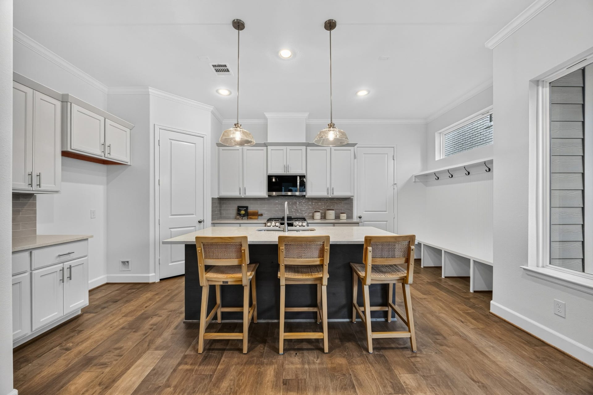 5405 Nolda Street, Houston, TX 77007 Culinary Excellence: Centered around a generous kitchen island, this modern chef's paradise boasts the latest in sleek stainless steel appliances from LG, marrying function with sophistication.