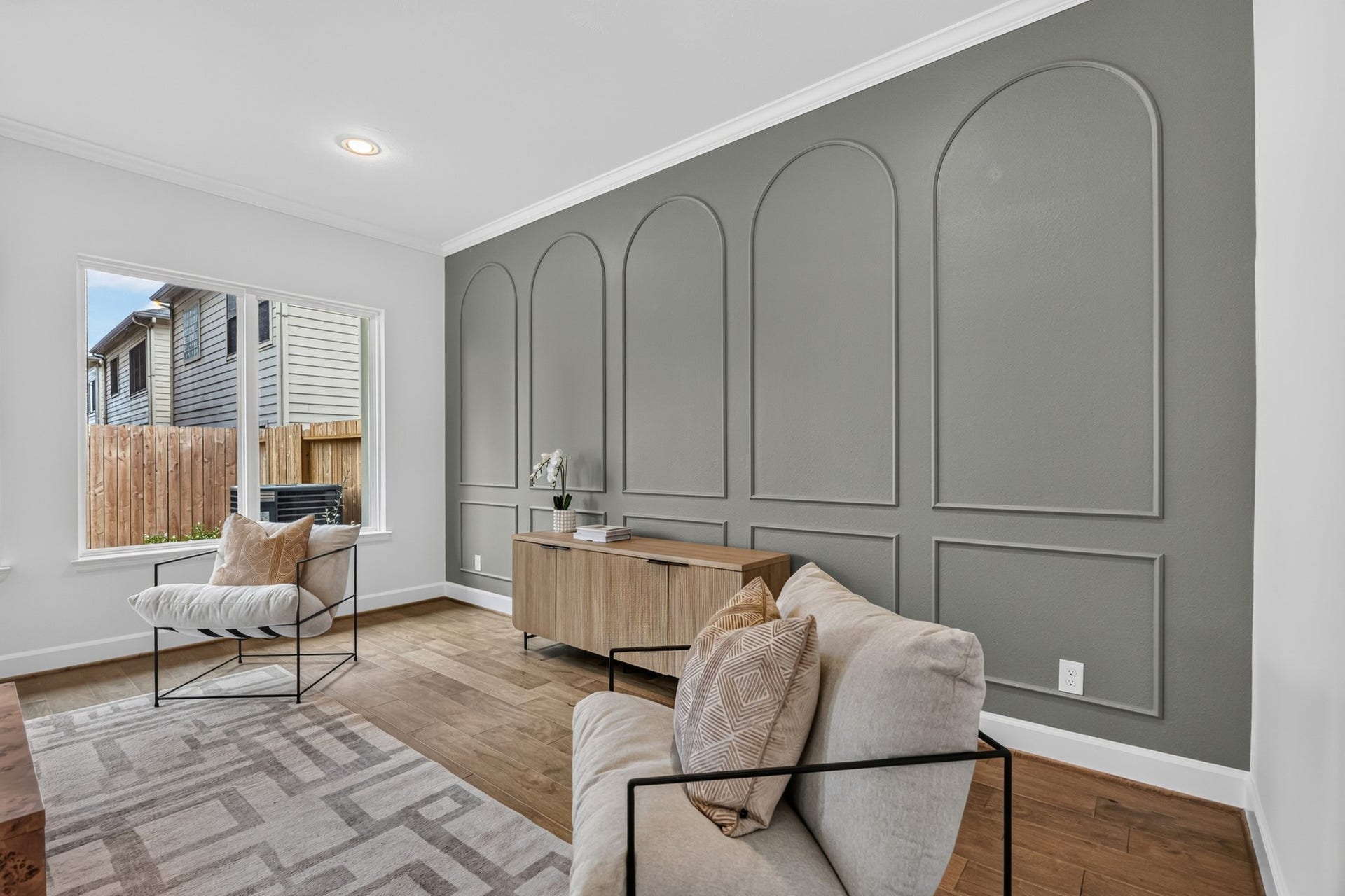 5405 Nolda Street, Houston, TX 77007 New designer touches: Tasteful arches add elegance to the family room.
