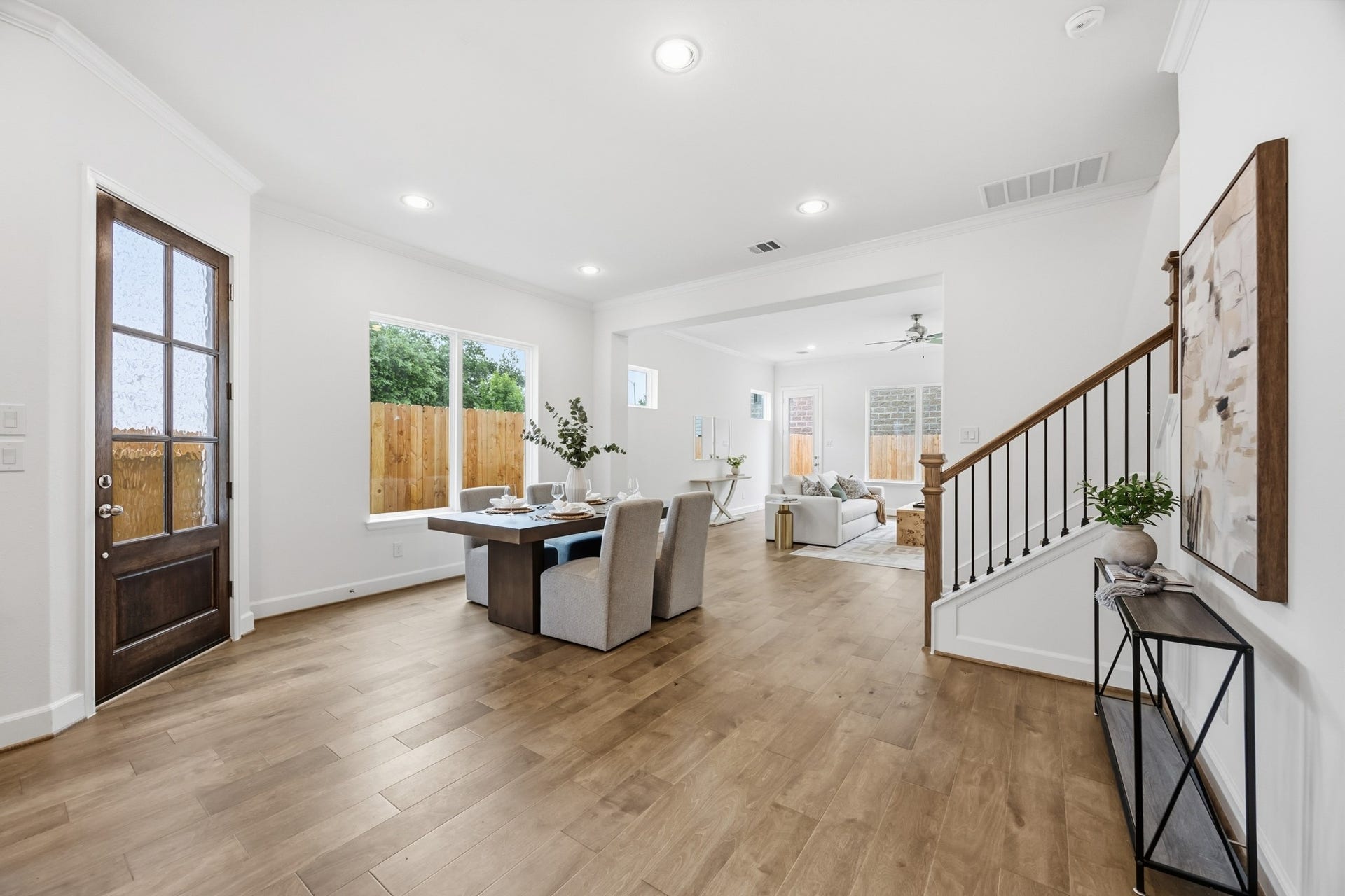 5405 Nolda Street, Houston, TX 77007 Central Sophistication: Right where family and friends converge, this dining room is the true heart of the home, bathed in welcoming natural light.