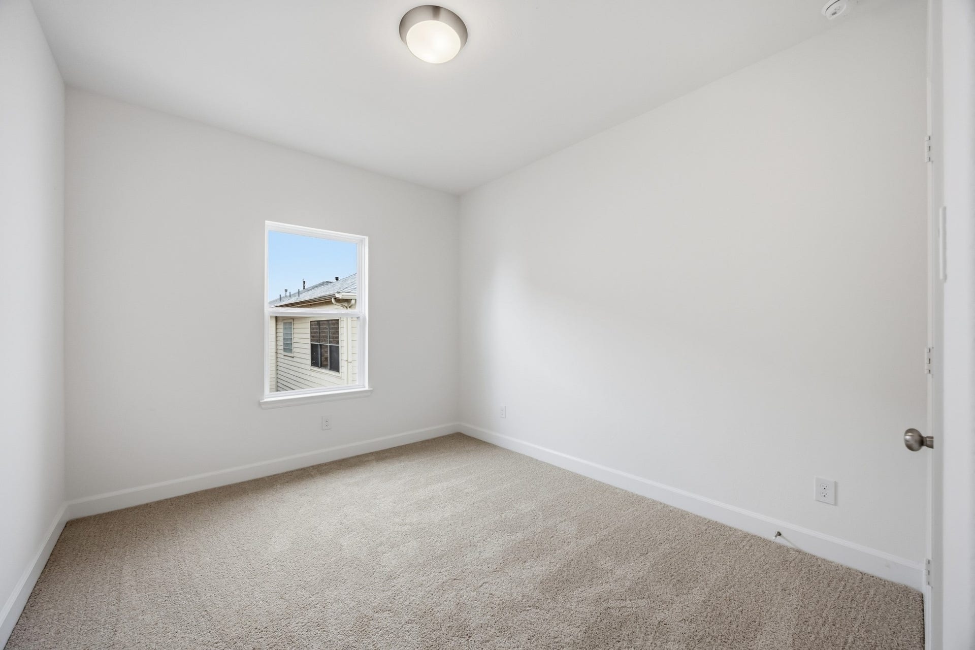 5405 Nolda Street, Houston, TX 77007 Make the Most: A second Secondary Bedroom to be transformed into a space of relaxation or inspiration, ideal for a guest suite or creative studio.