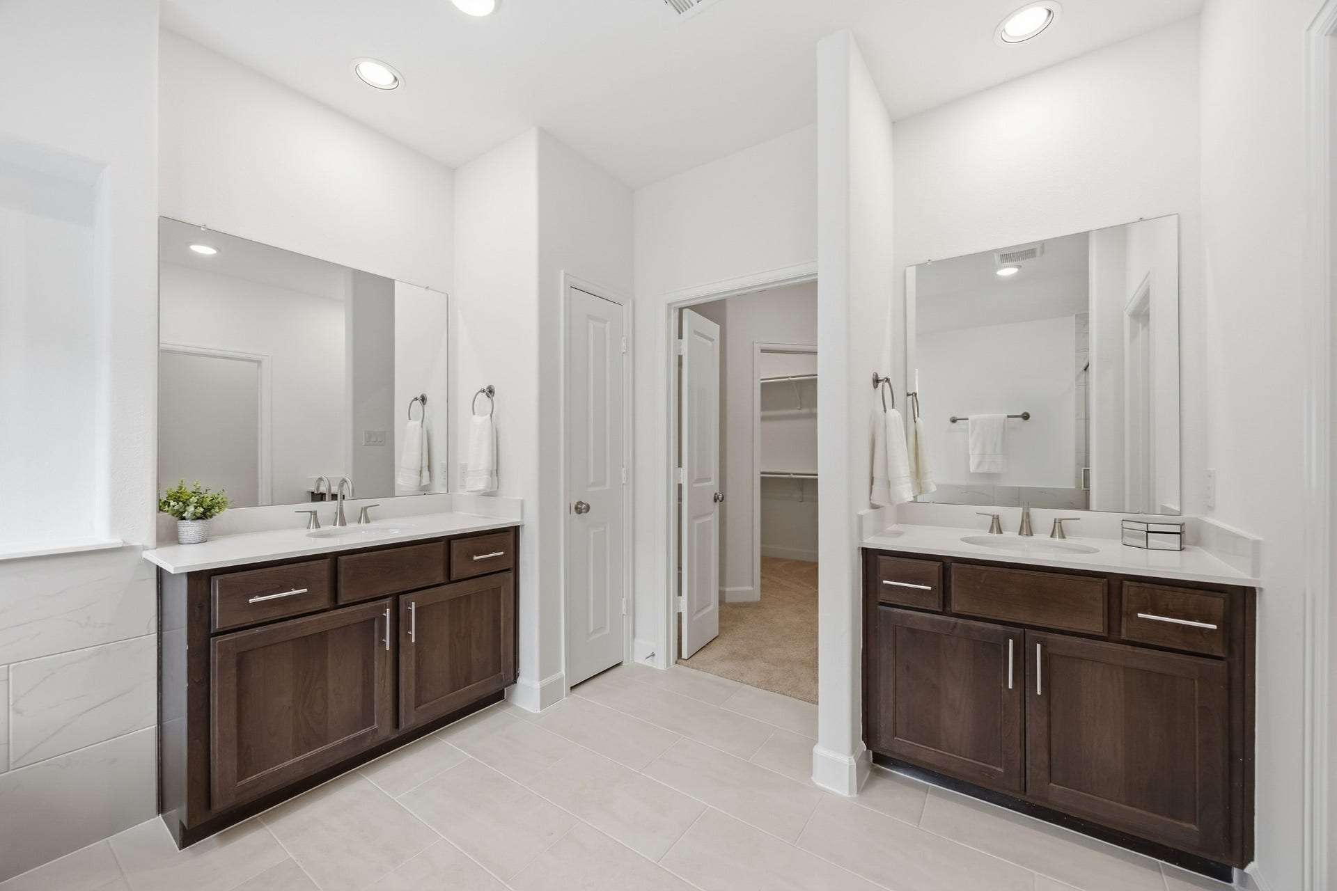 5405 Nolda Street, Houston, TX 77007 Spa-like Splendor: Dual vanities, a roomy linen closet, and a secluded water closet are set amid abundant space for an everyday spa experience right at home.