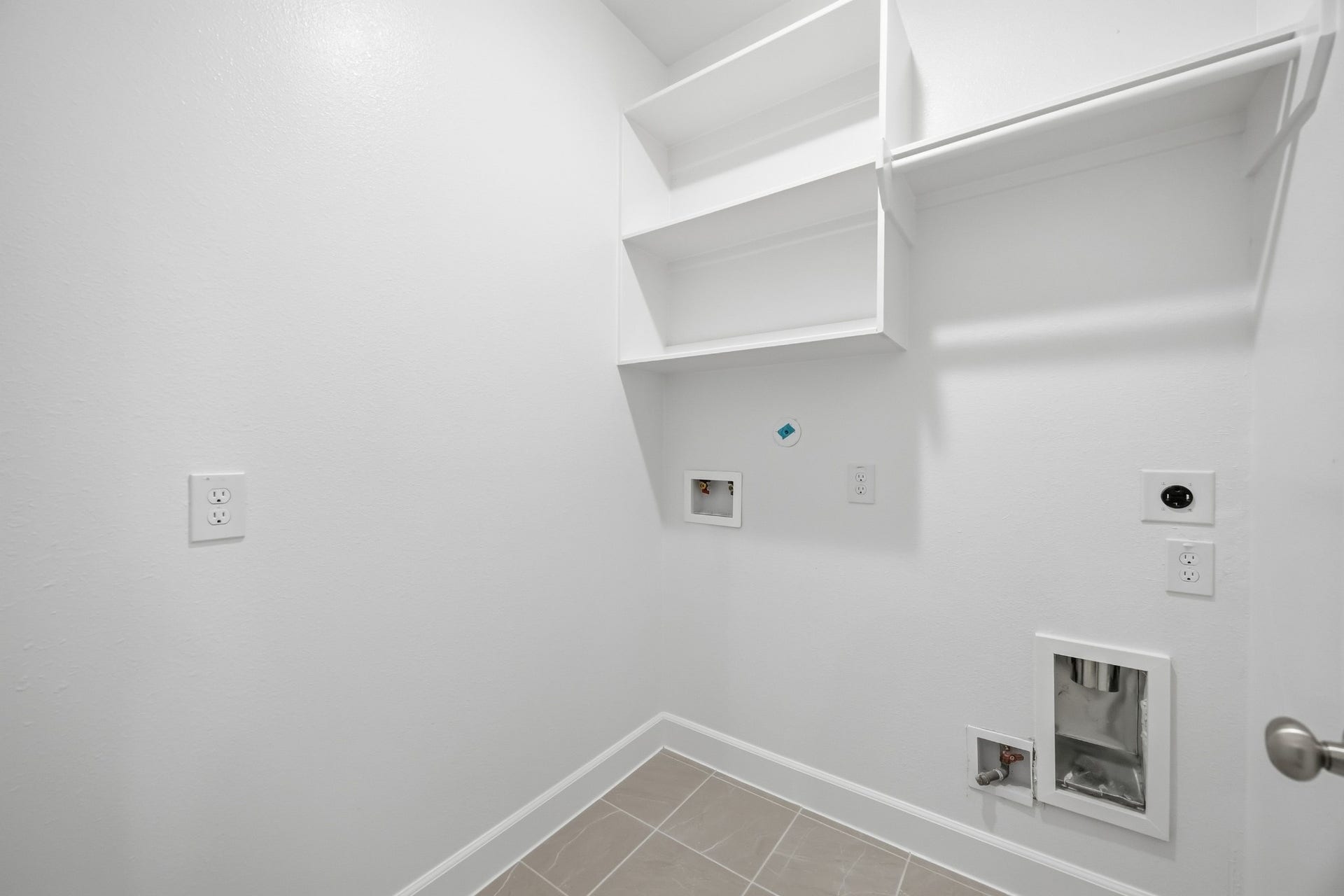 5405 Nolda Street, Houston, TX 77007 Effortless Functionality: Situated upstairs for utmost convenience, the utility room streamlines household tasks, blending seamlessly into the flow of your domestic life.