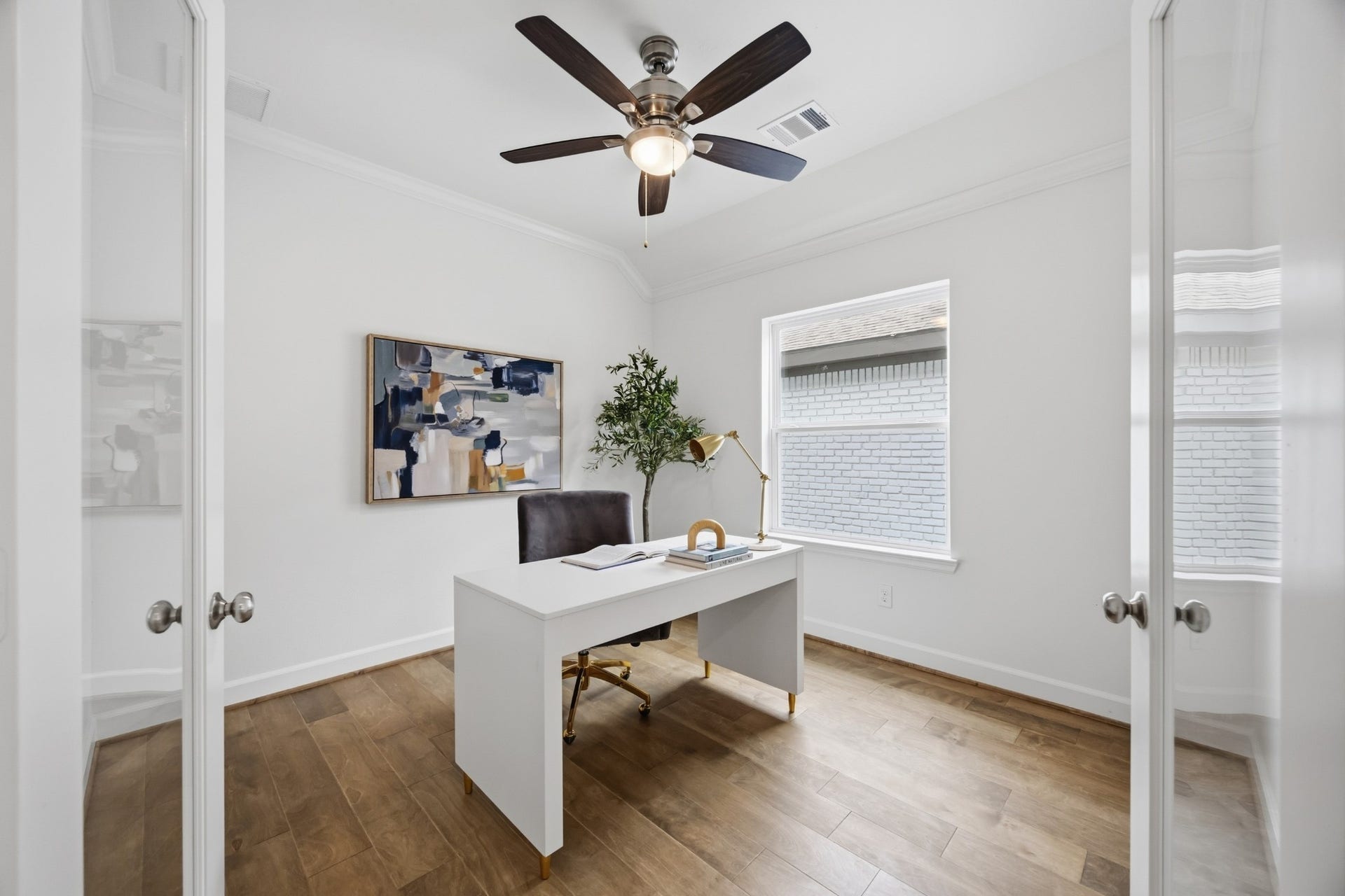 5405 Nolda Street, Houston, TX 77007 Functional Luxury: The study, an optimal blend of size and elegance, creates a productive yet serene home office atmosphere.