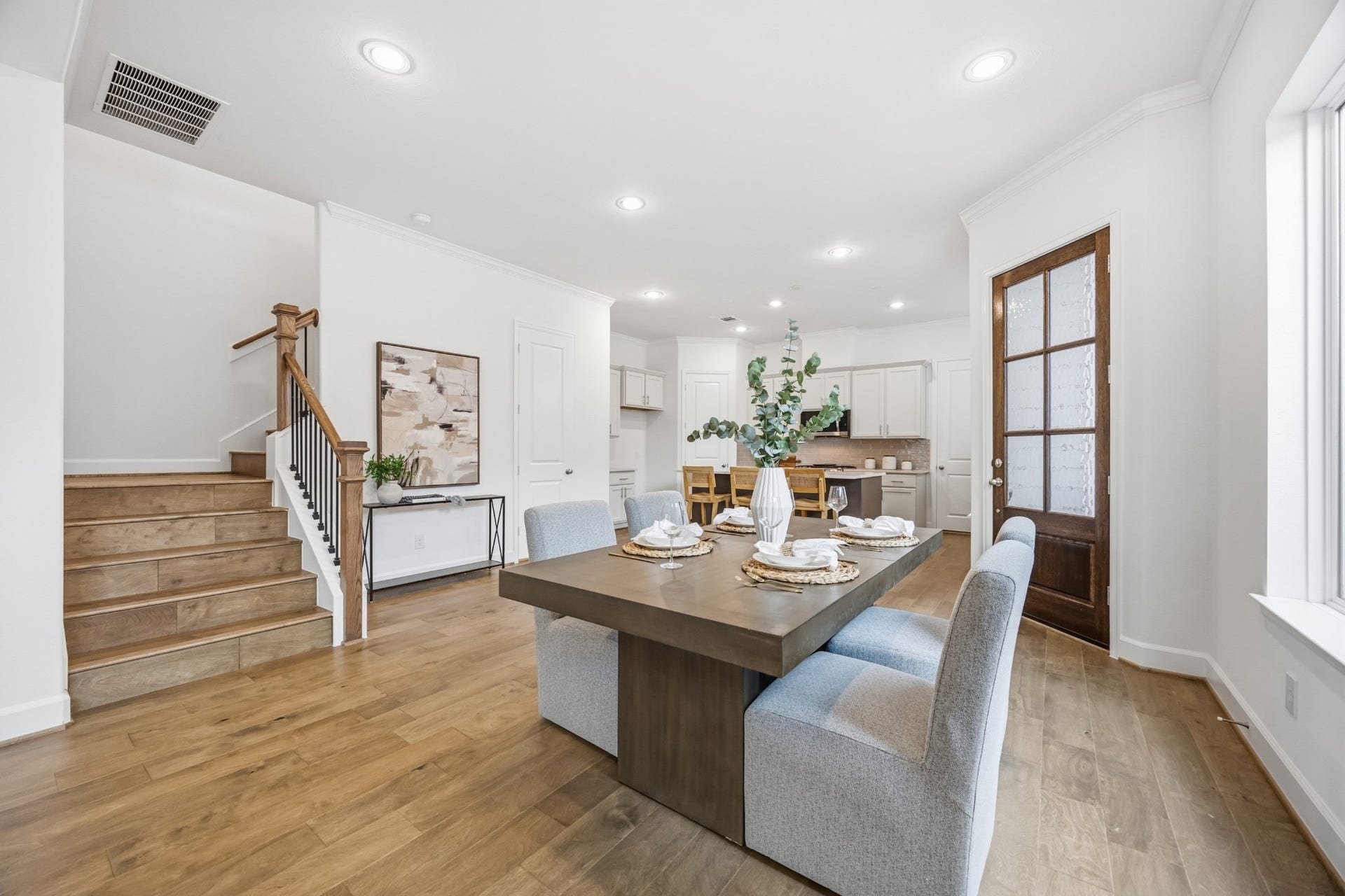 5405 Nolda Street, Houston, TX 77007 Gather in Style: A generously sized dining area, strategically positioned for ease and accessibility, crafted for memories.