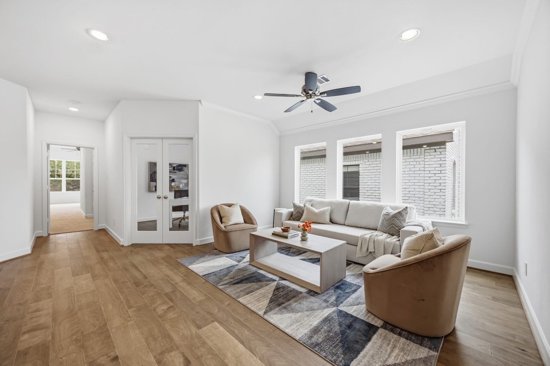 5405 Nolda Street, Houston, TX 77007 Leisure Loft: Discover a radiant game room, bathed in light, with the perfect blend of leisure and productivity just steps away in the adjacent study.