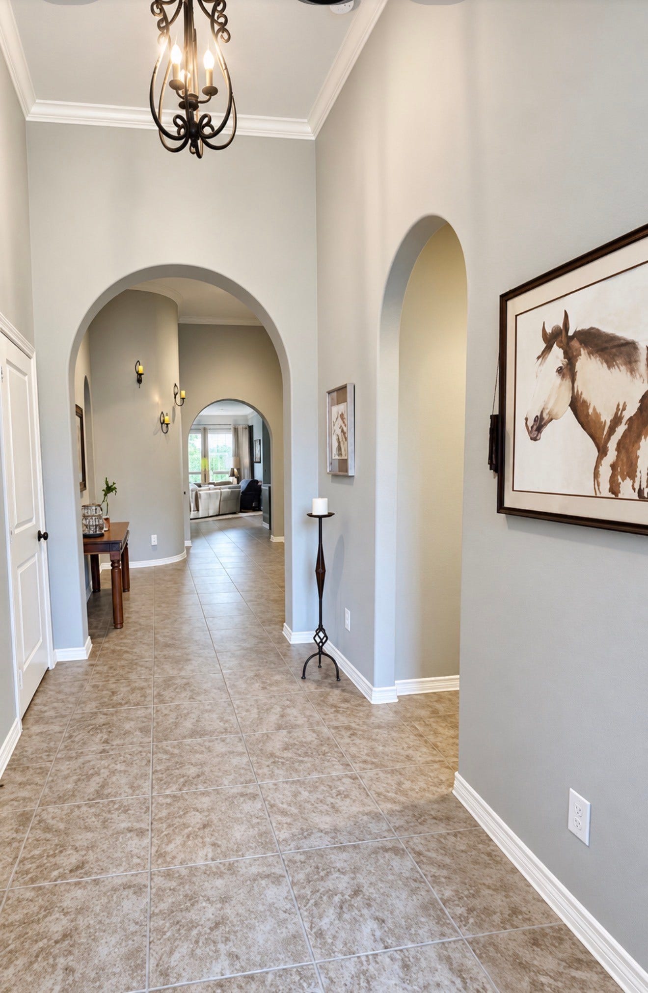 6902 Ladera Lane, Missouri City, TX 77459 Impressive entry featuring soaring ceilings, elegant arched openings, crown molding and beautiful architectural details that create a grand first impression.