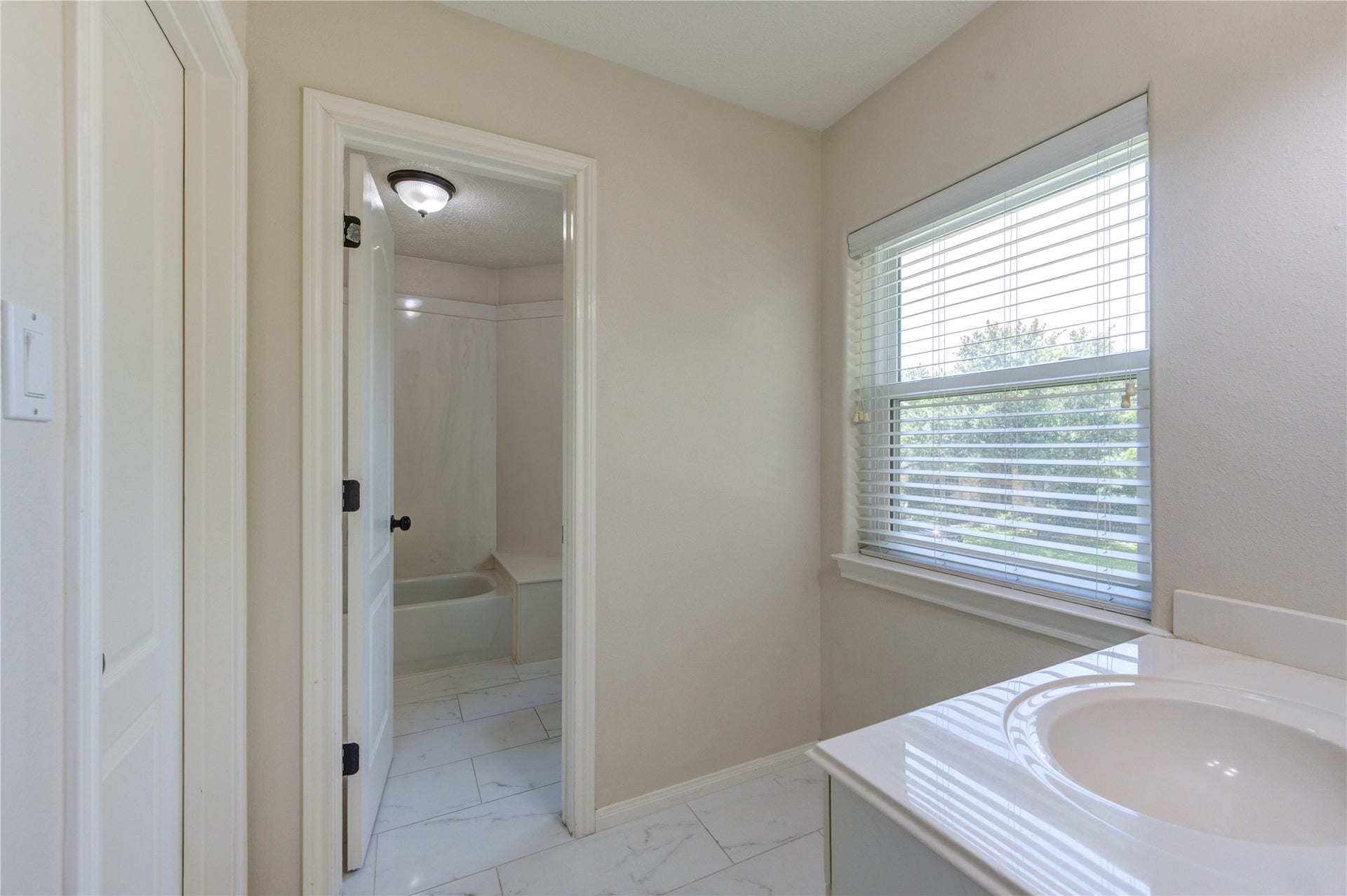 12806 Rock Falls Way, Houston, TX 77041 Jack and Jill bathroom on second floor.