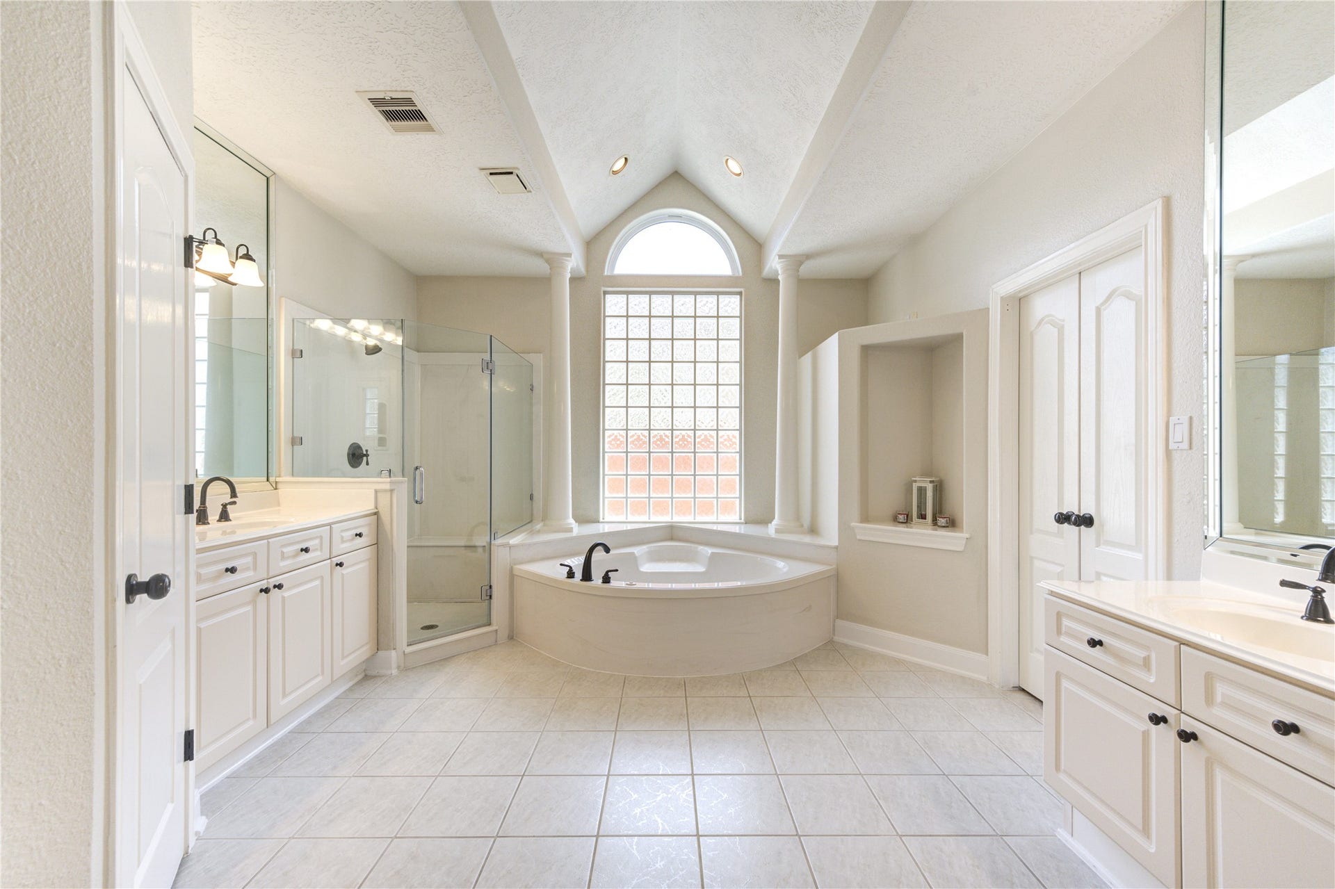 12806 Rock Falls Way, Houston, TX 77041 Primary bathroom with dual vanities, a large walk in shower and a jetted spa tub.