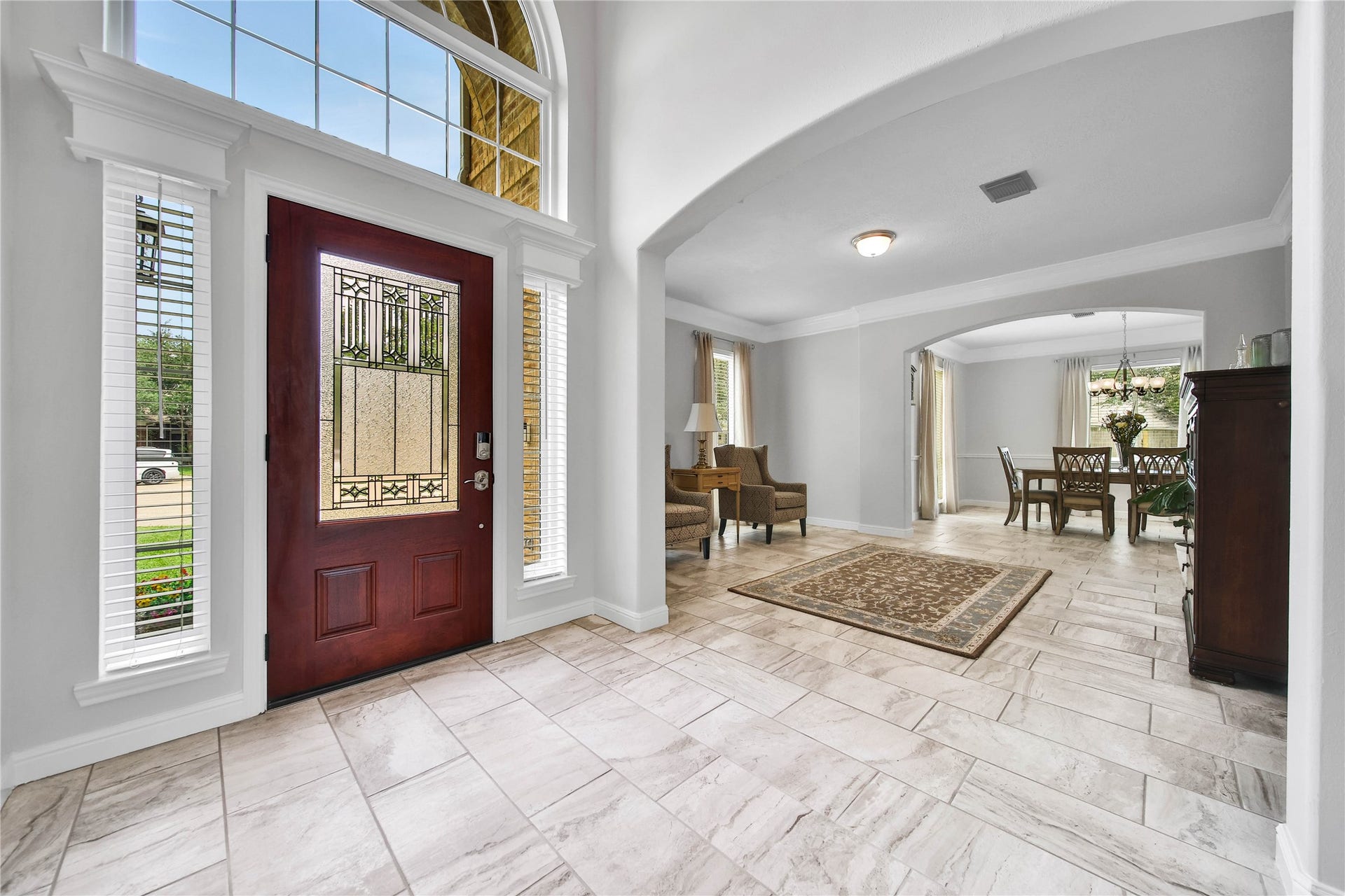 From the quite cul-de-sac and fresh exterior, this well maintained home will invite you in! Bright and welcoming foyer greets you as you enter, and continuous tile floor flows throughout main floor. Flexible spaces for how YOU want to live! This house offers something for everyone!