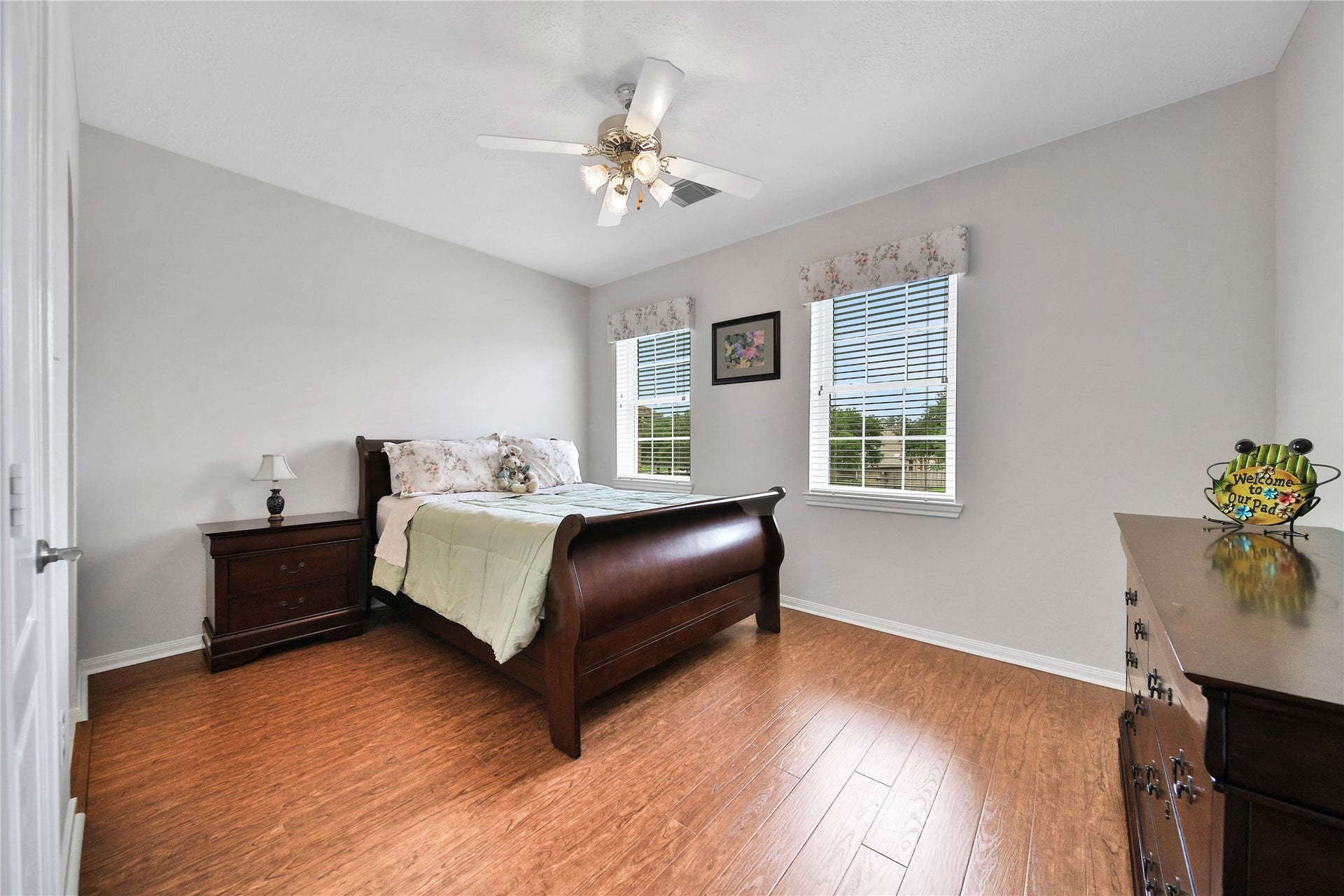 Spacious secondary bedroom up. Large walk-in closet located in the en-suite bath / vanity dressing area.