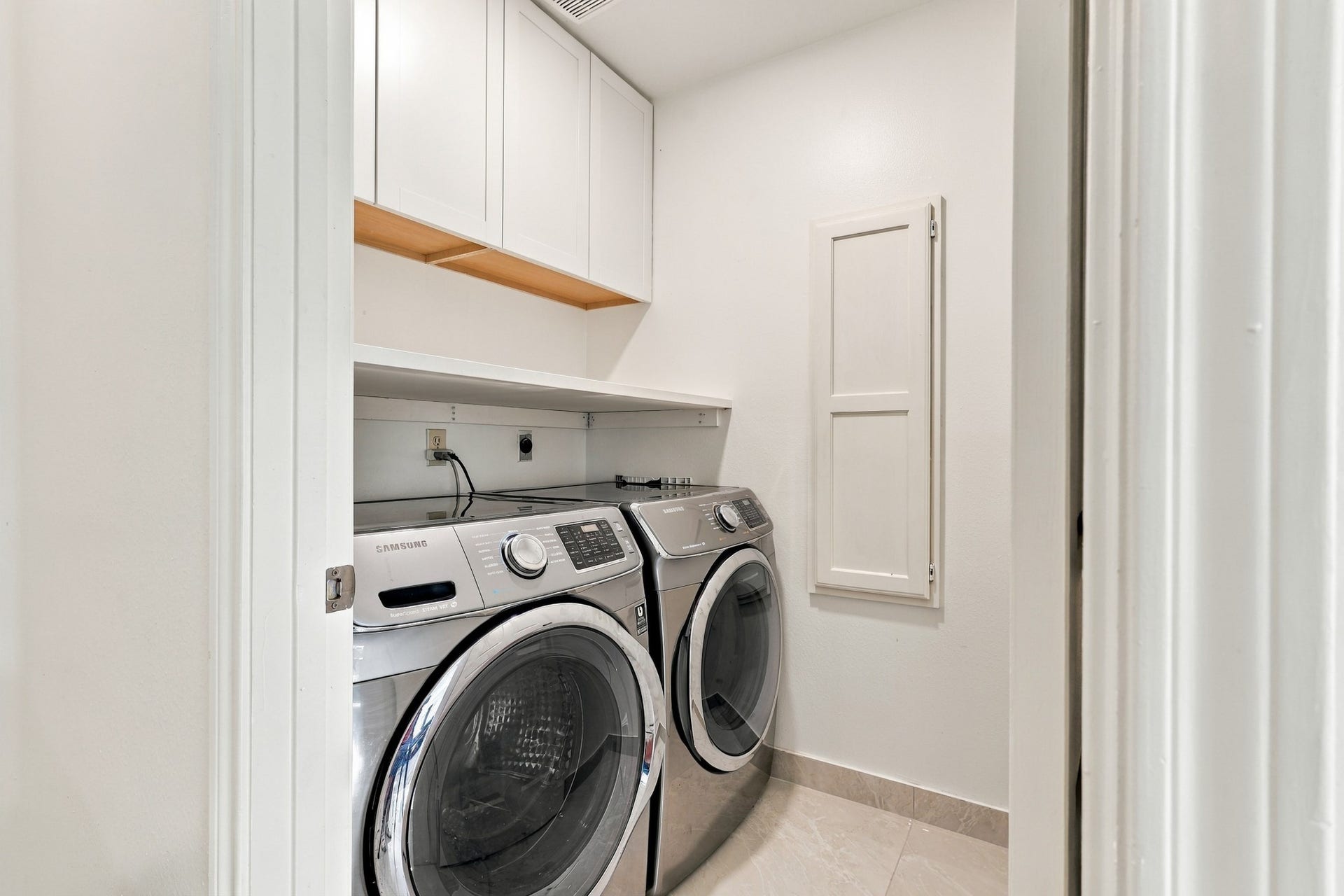 14538 Circlewood Way, Houston, TX 77062 Convenient interior laundry room with full-size laundry capability, overhead cabinetry, and additional built-in storage. A dedicated folding counter and neutral tile flooring add functionality to this thoughtfully arranged utility space.