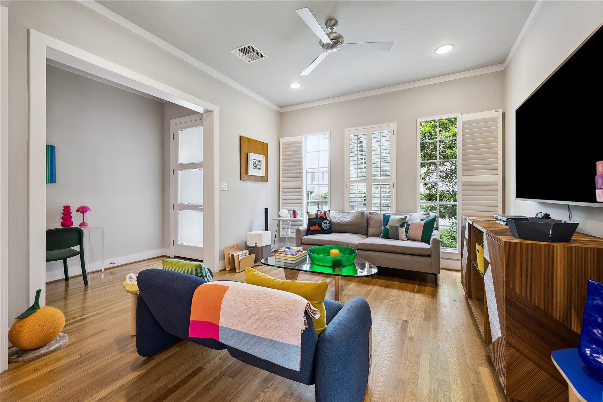 Modern finishes mixed with transitional selections work perfectly as you will find a handsome 3-blade ceiling fan along side plantation shuttters.