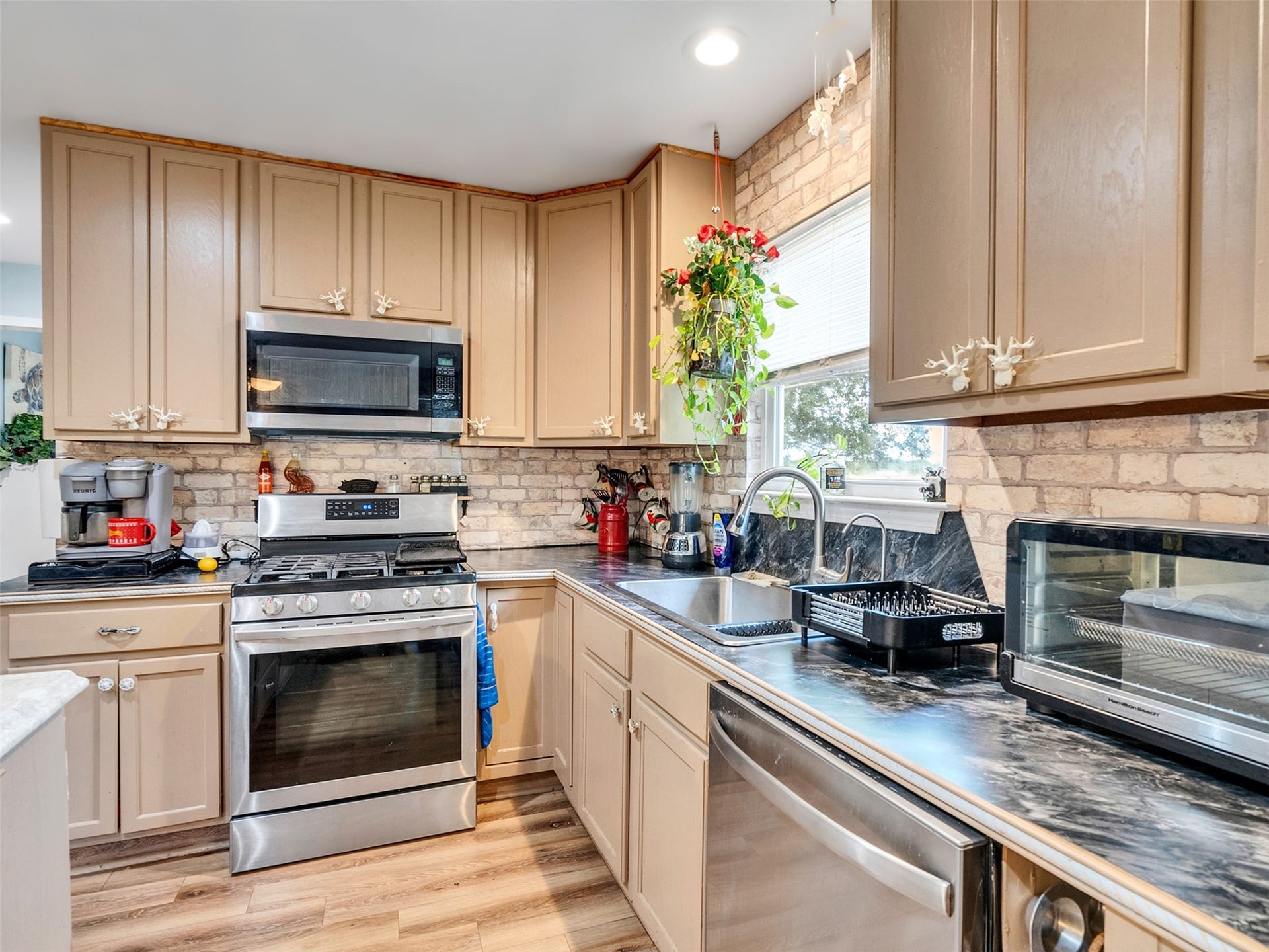 2616 Avenue H, Dickinson, TX 77539 Cleaning is a breeze with a cenrtal vacumn system.