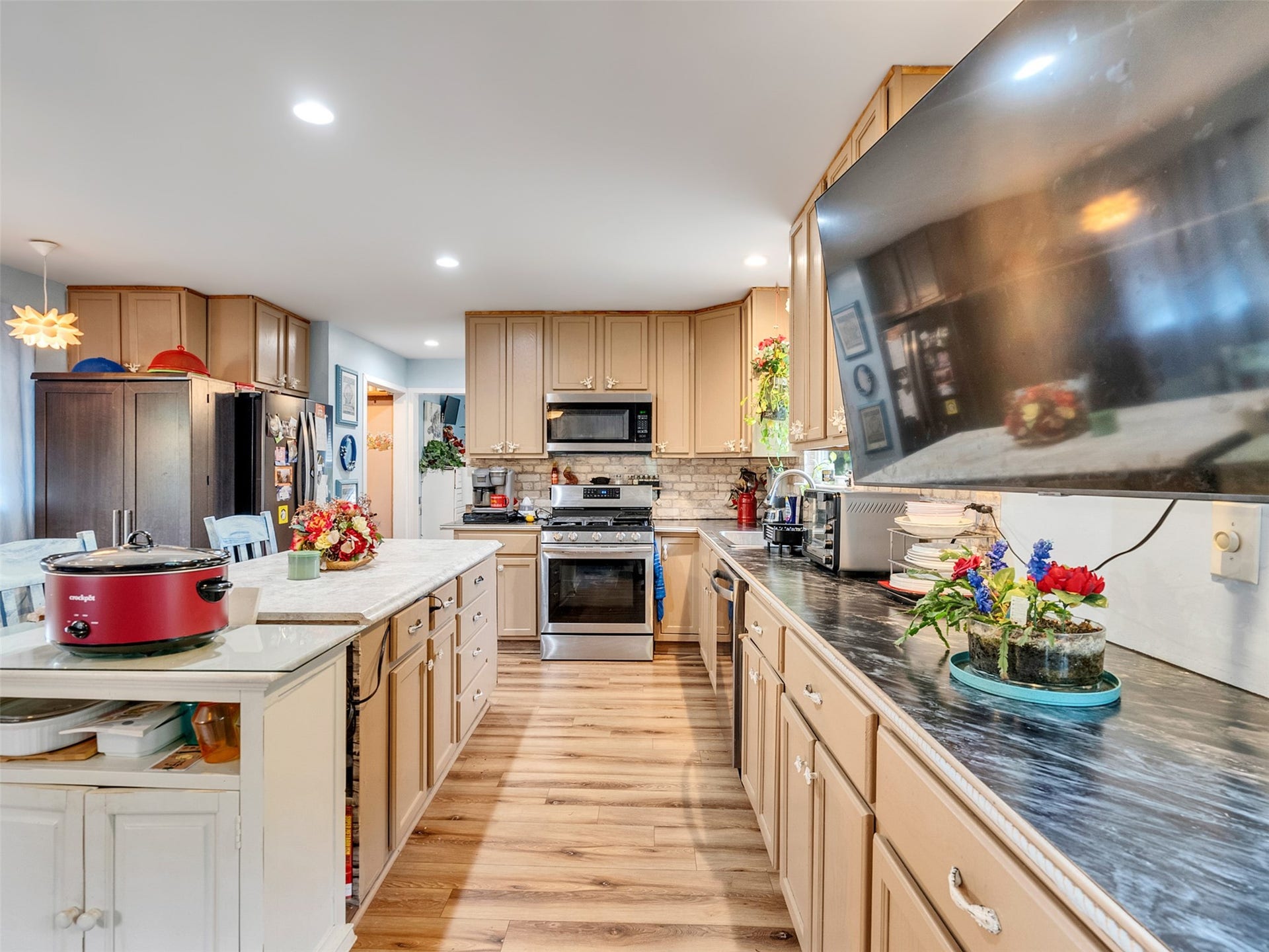2616 Avenue H, Dickinson, TX 77539 Lots of storage space in this functional kitchen.