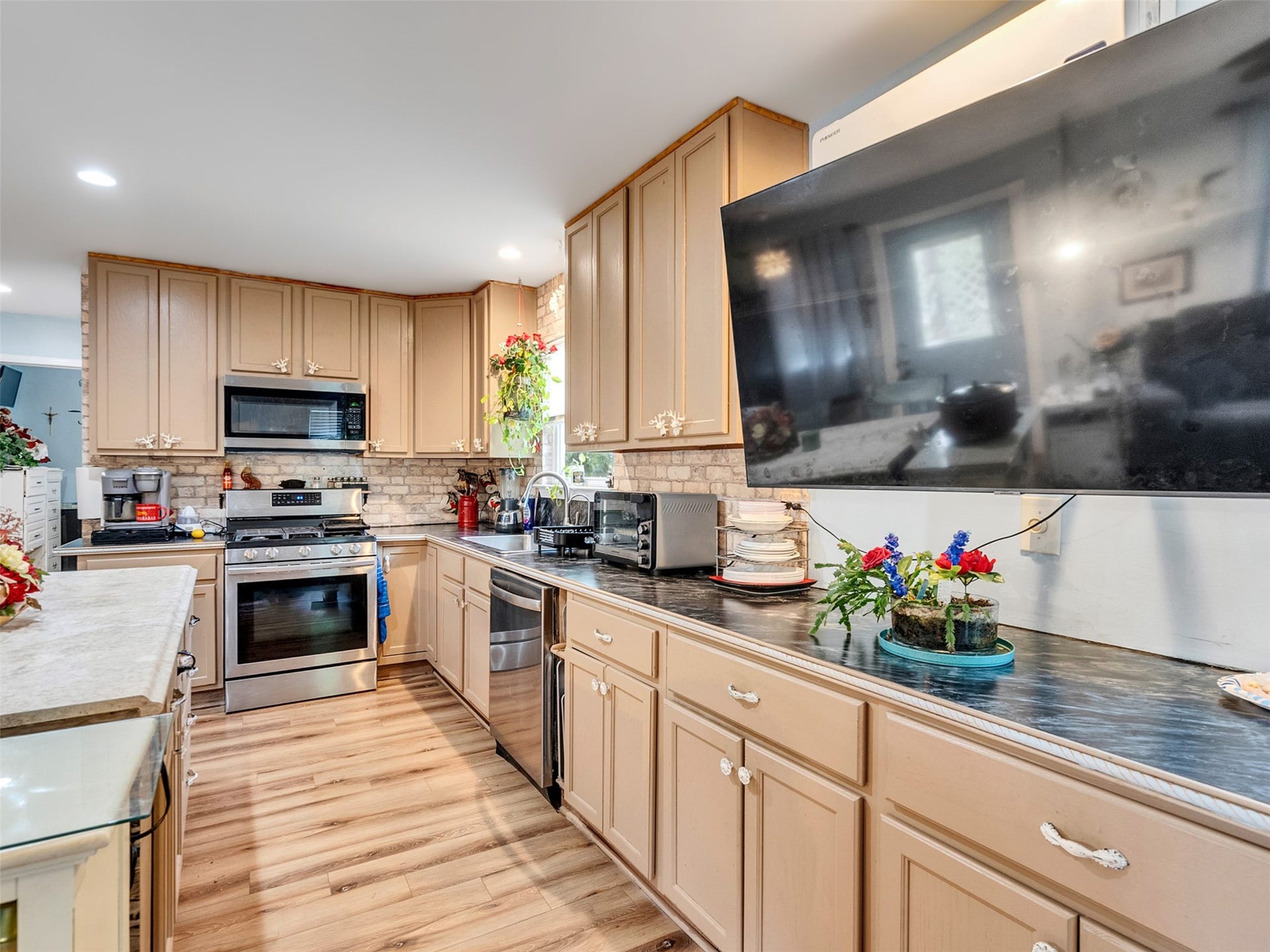 2616 Avenue H, Dickinson, TX 77539 Stainless appliances offer a sleek modern look.