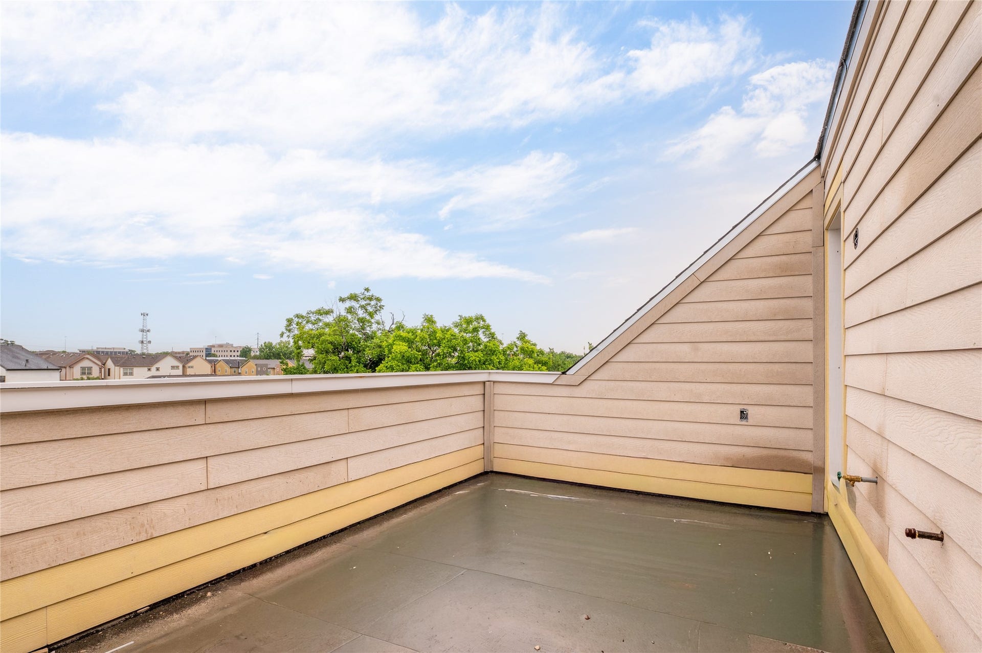 Roof top deck with unobstructed view of the city