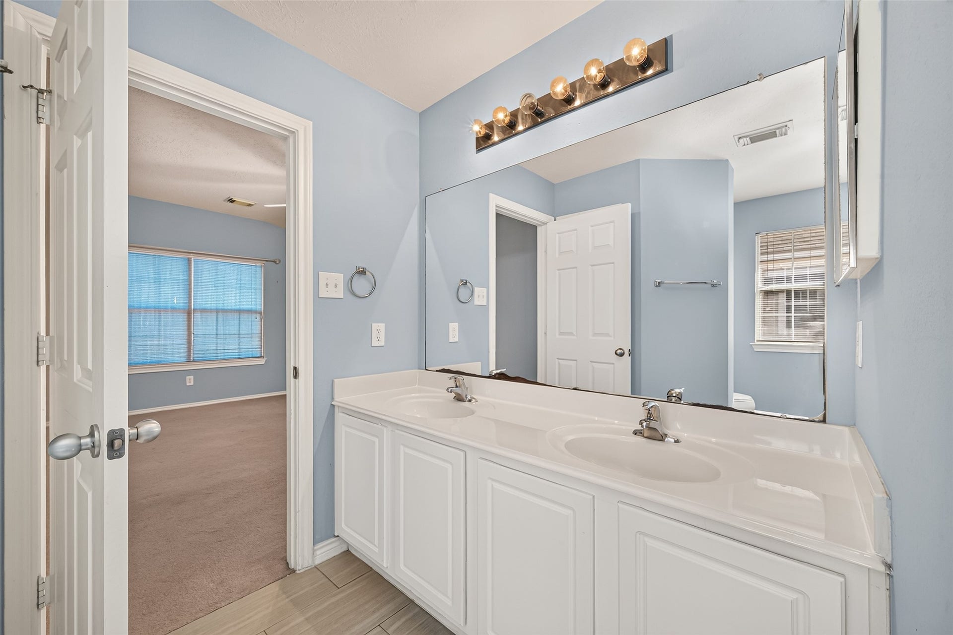 8734 Thistlemoor Lane, Houston, TX 77044 En suite bathroom with double sinks