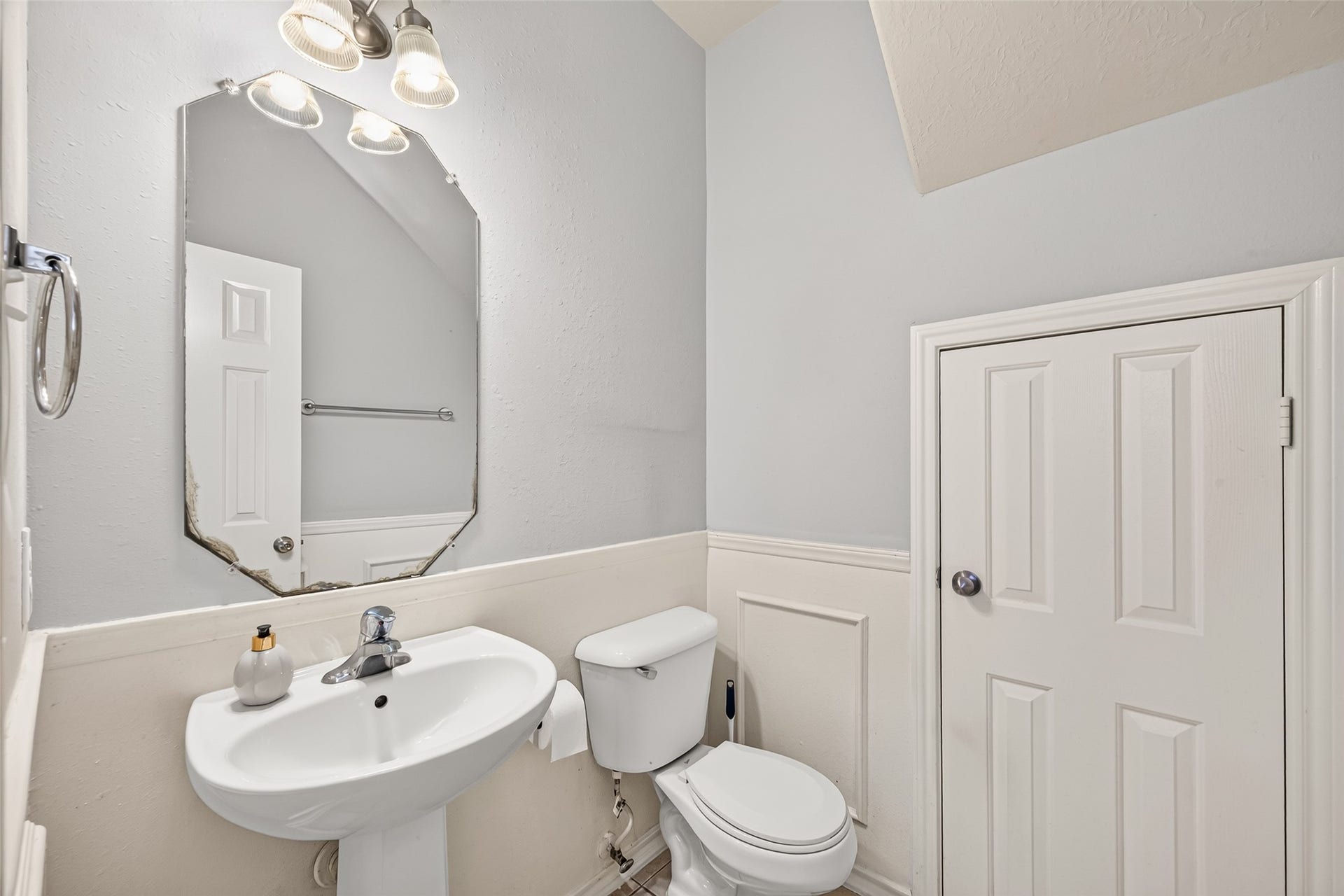 8734 Thistlemoor Lane, Houston, TX 77044 Half bath downstairs right by the entrance of the home