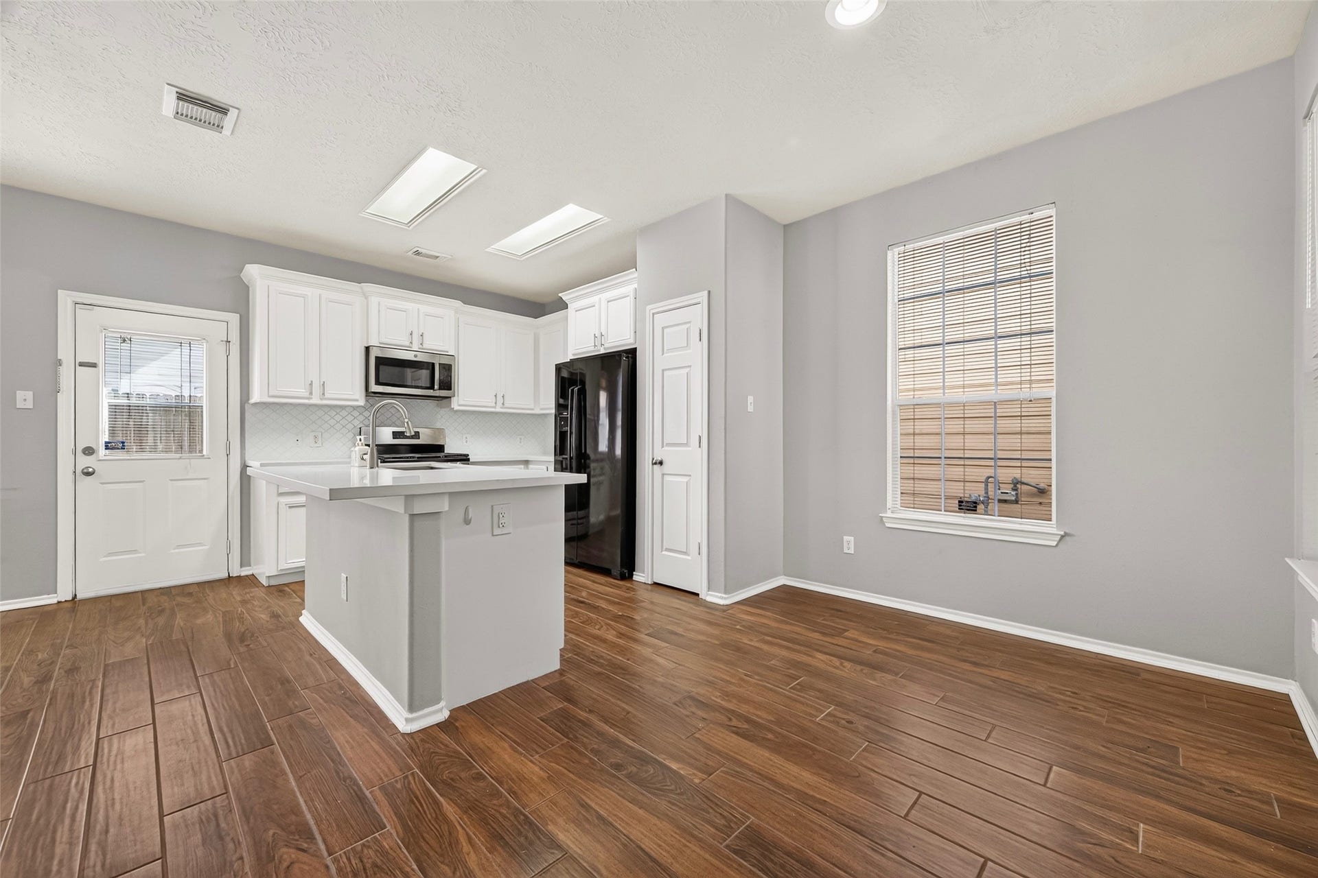 8734 Thistlemoor Lane, Houston, TX 77044 Breakfast/dining area to the right side of the kitchen