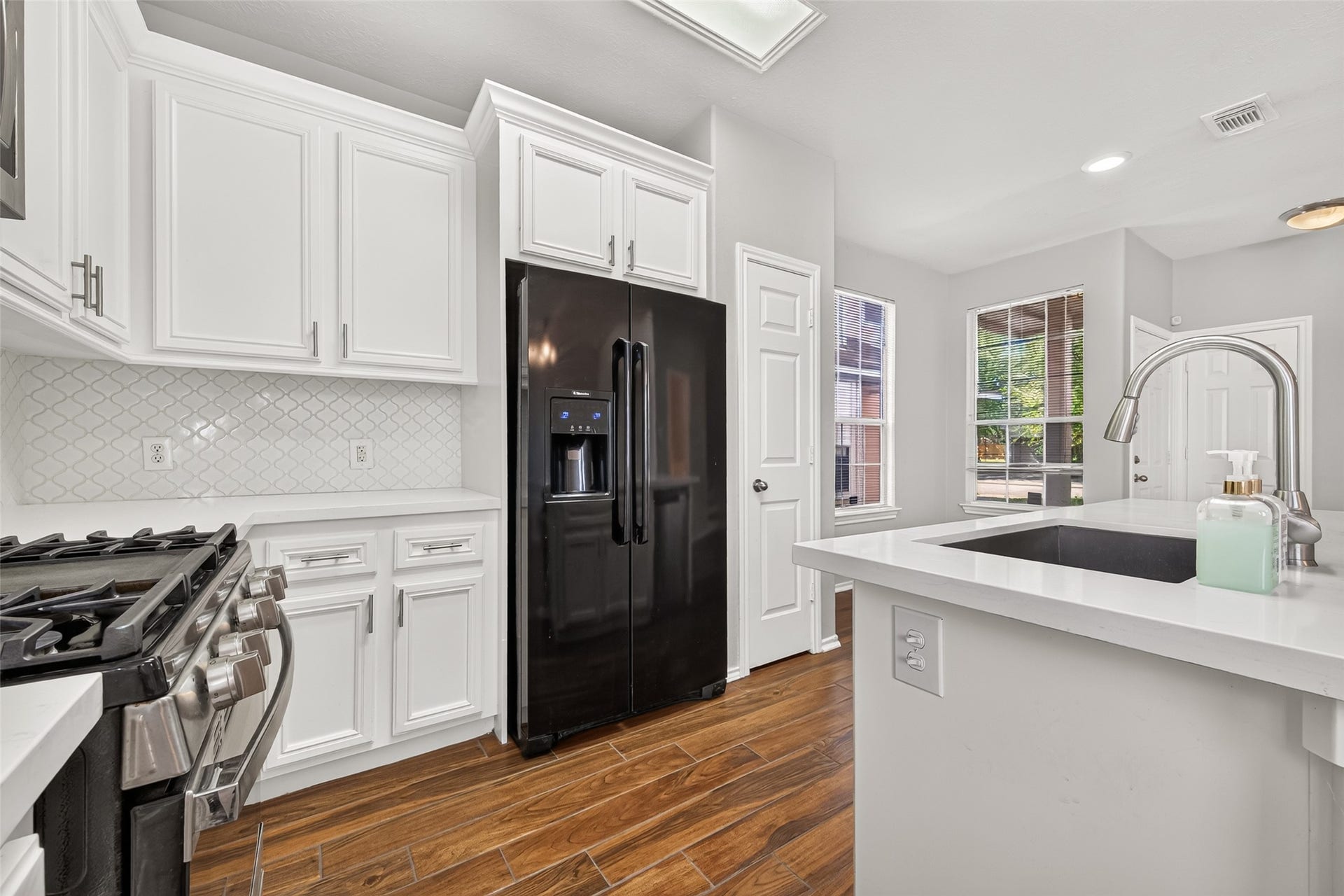 8734 Thistlemoor Lane, Houston, TX 77044 Refrigerator, dishwasher, stove, and microwave included in rental