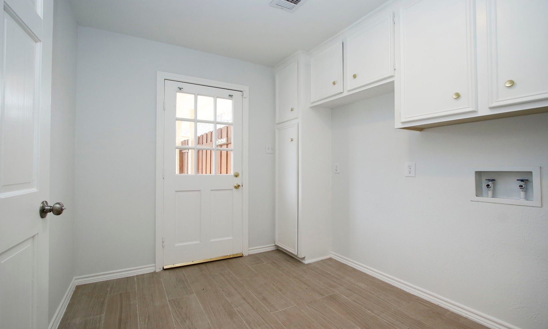 3515 Stoney Oak Drive, Houston, TX 77068 Downstairs laundry with attached half bath
