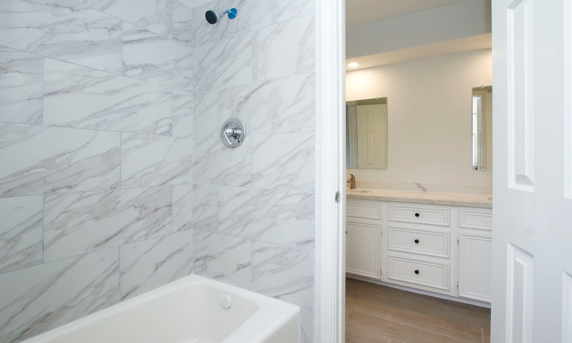 3515 Stoney Oak Drive, Houston, TX 77068 Upstairs bathroom