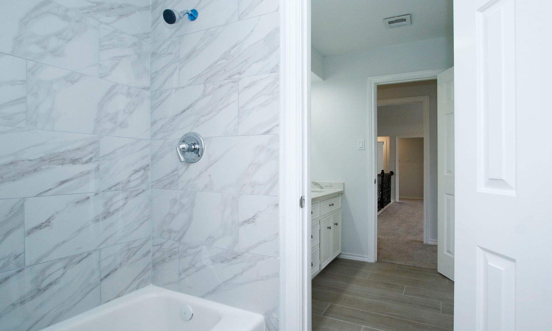 3515 Stoney Oak Drive, Houston, TX 77068 Upstairs bathroom