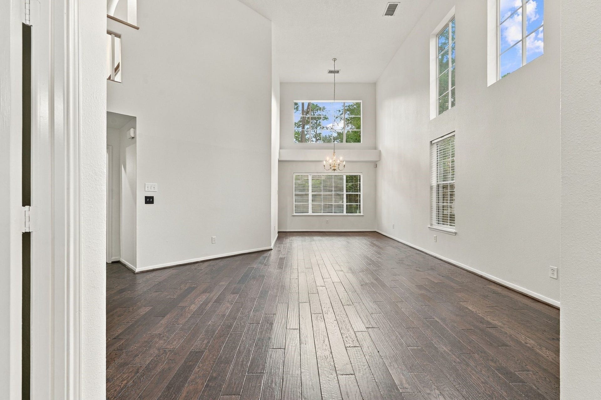 202 W Greywing Circle, The Woodlands, TX 77382 Large, welcoming entrance with plenty of options for living and dining space