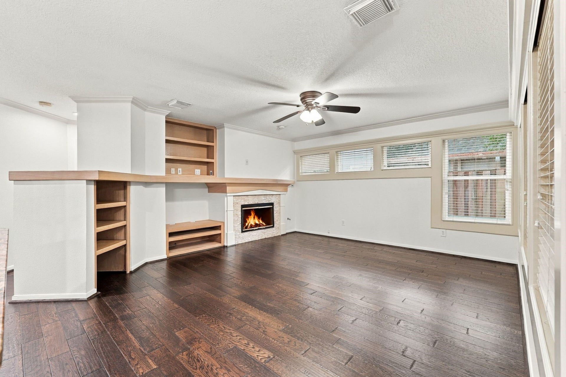 202 W Greywing Circle, The Woodlands, TX 77382 Fantastic living space off the kitchen with a fireplace