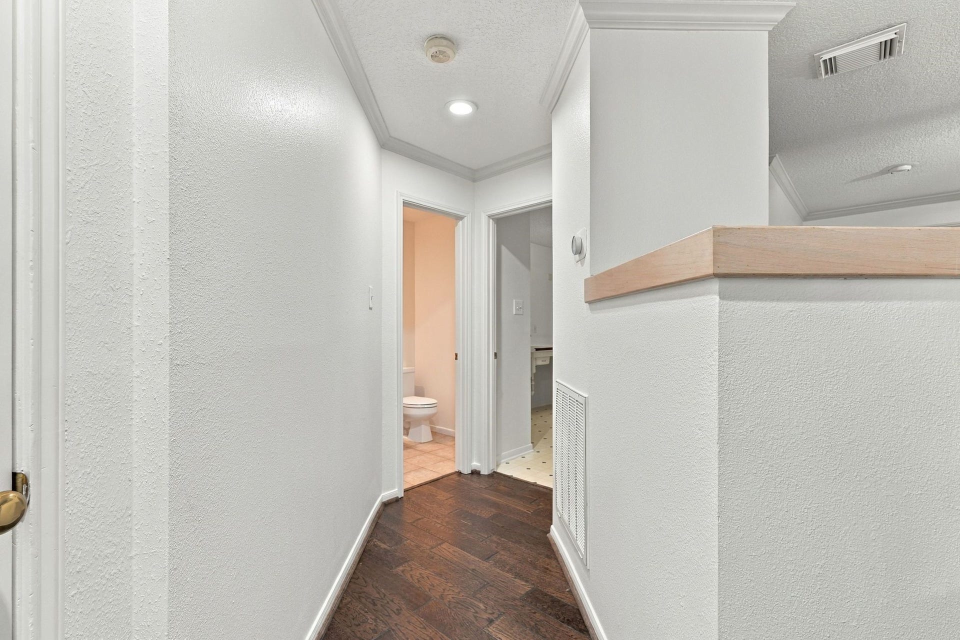 202 W Greywing Circle, The Woodlands, TX 77382 Downstairs half bath on the first floor