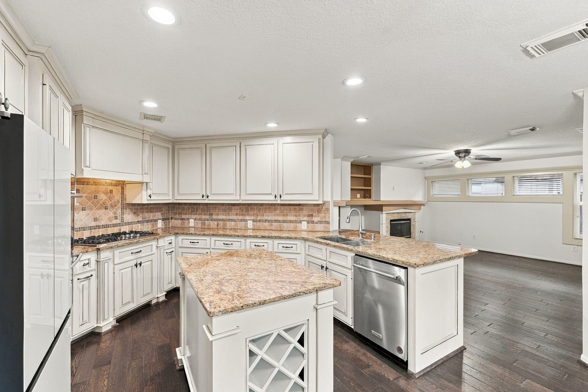 202 W Greywing Circle, The Woodlands, TX 77382 202 W Greywing Circle, The Woodlands, TX 77382