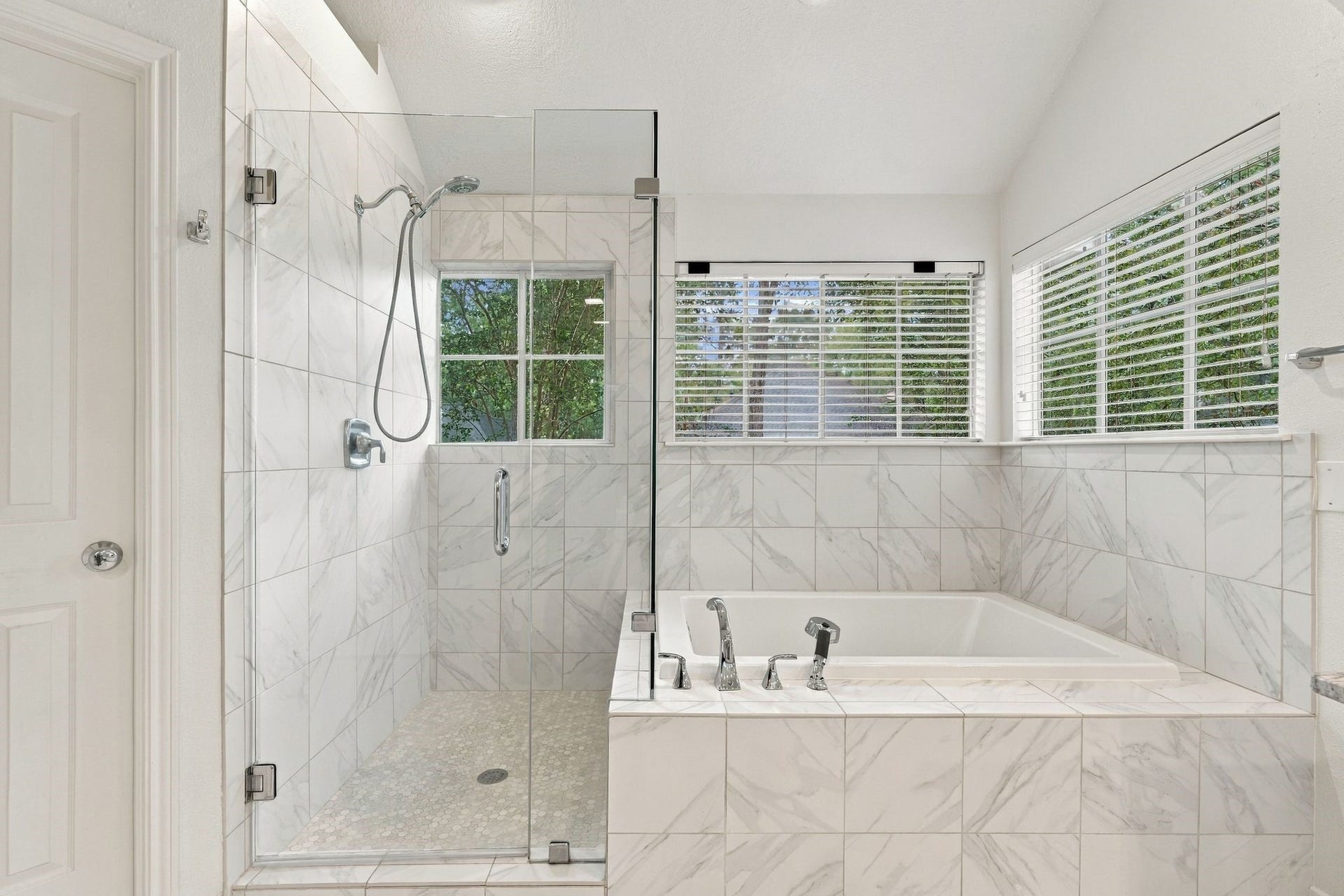 202 W Greywing Circle, The Woodlands, TX 77382 Updated separate shower and tub in primary bath