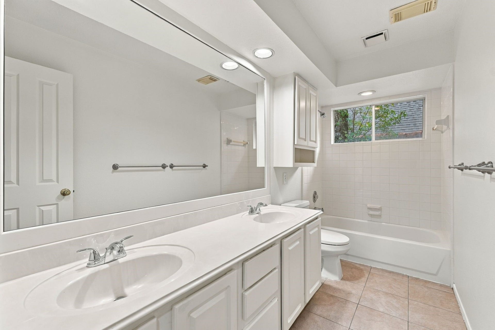 202 W Greywing Circle, The Woodlands, TX 77382 Upstairs bathroom with double vanities