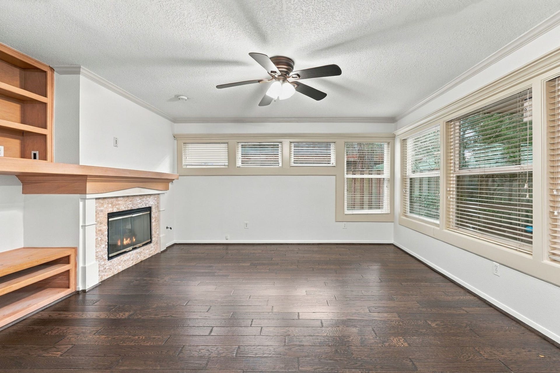 202 W Greywing Circle, The Woodlands, TX 77382 202 W Greywing Circle, The Woodlands, TX 77382