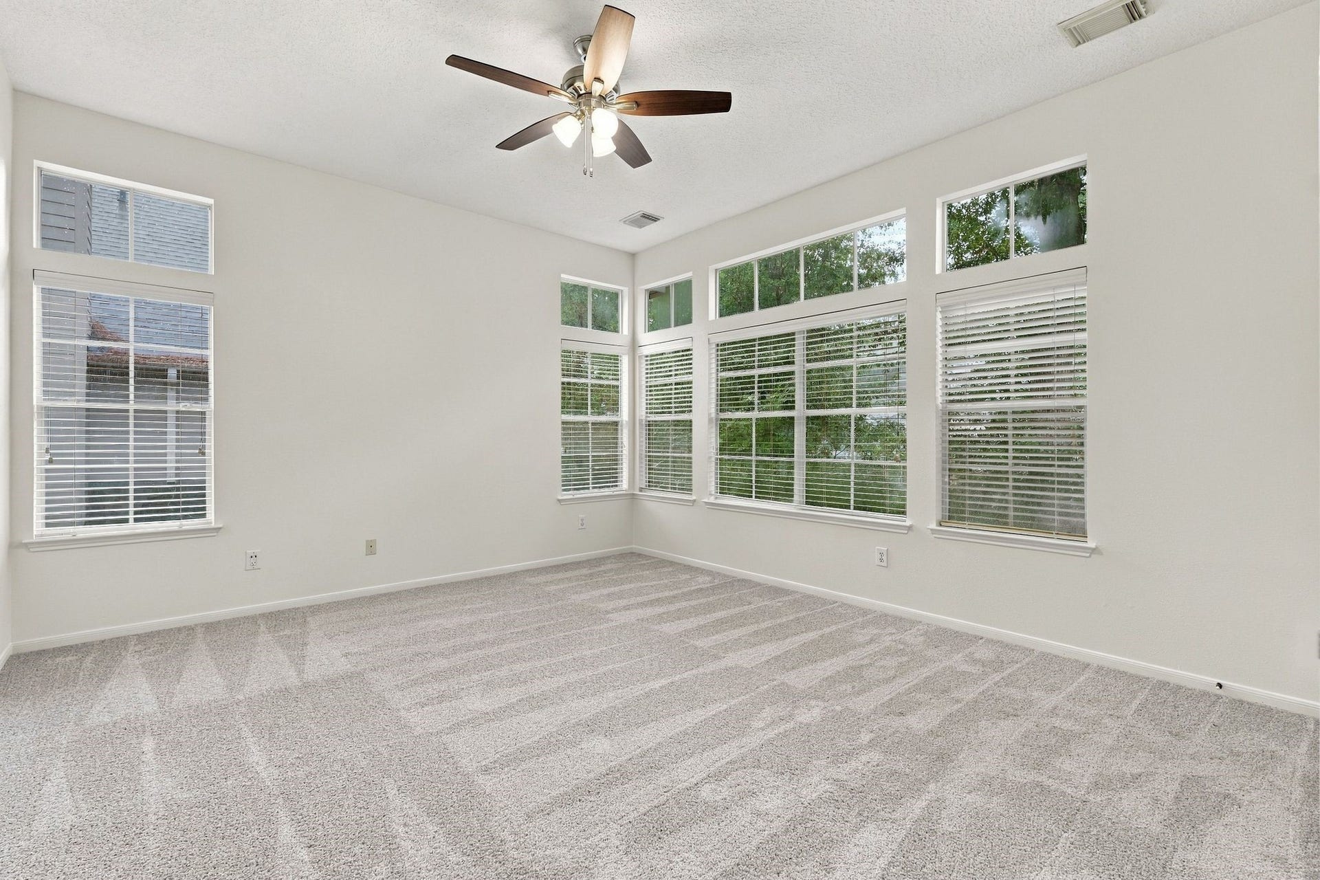 202 W Greywing Circle, The Woodlands, TX 77382 Upstairs primary with fresh paint and new carpet. Both 2026