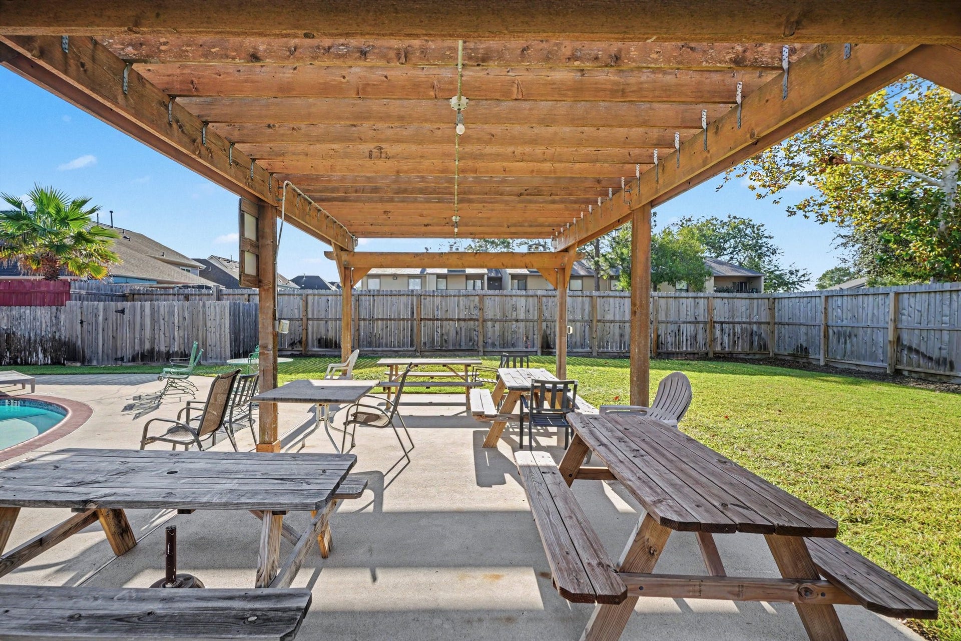 2804 Sand Dune Drive, Seabrook, TX 77586 Picnic area near the pool