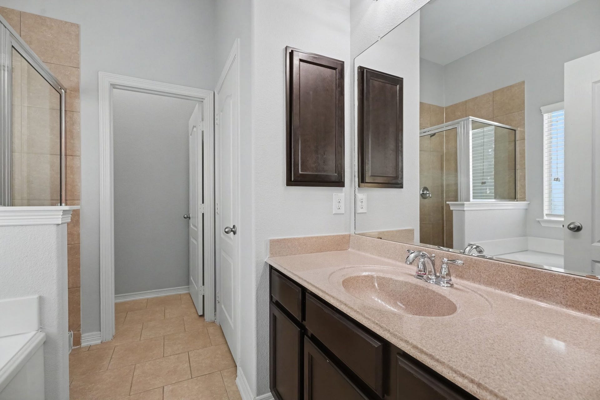 2804 Sand Dune Drive, Seabrook, TX 77586 Primary bathroom