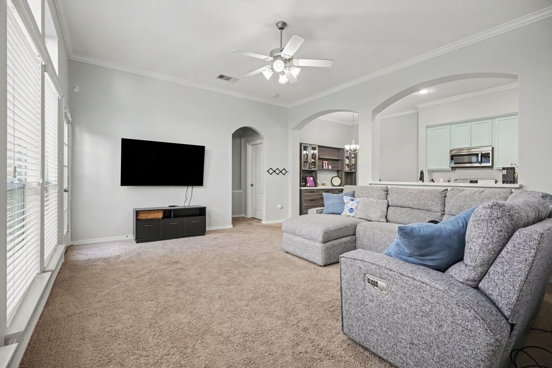 2804 Sand Dune Drive, Seabrook, TX 77586 The living room features high ceilings and an open concept.