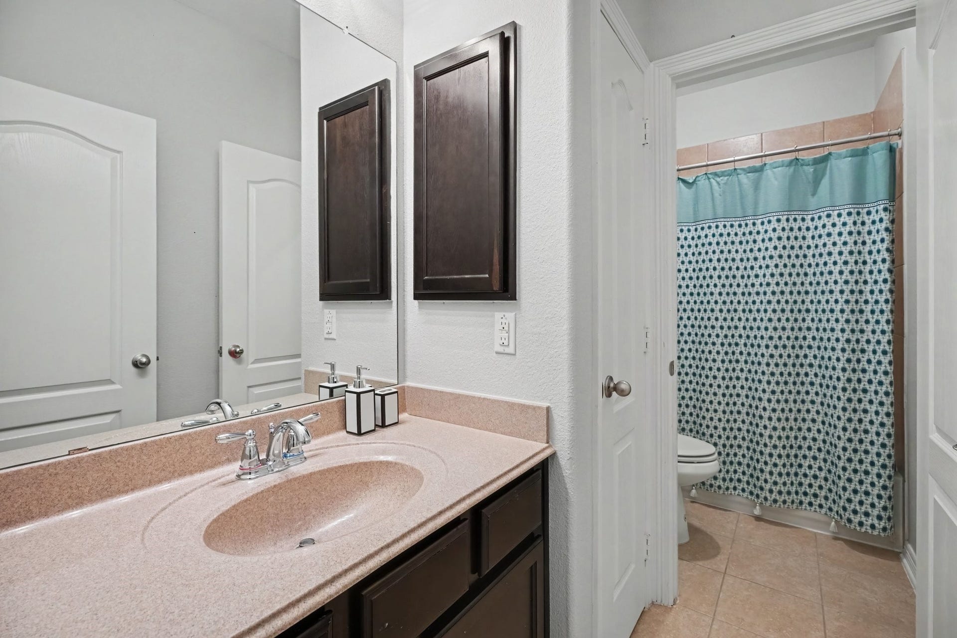 2804 Sand Dune Drive, Seabrook, TX 77586 Full bathroom located upstairs.