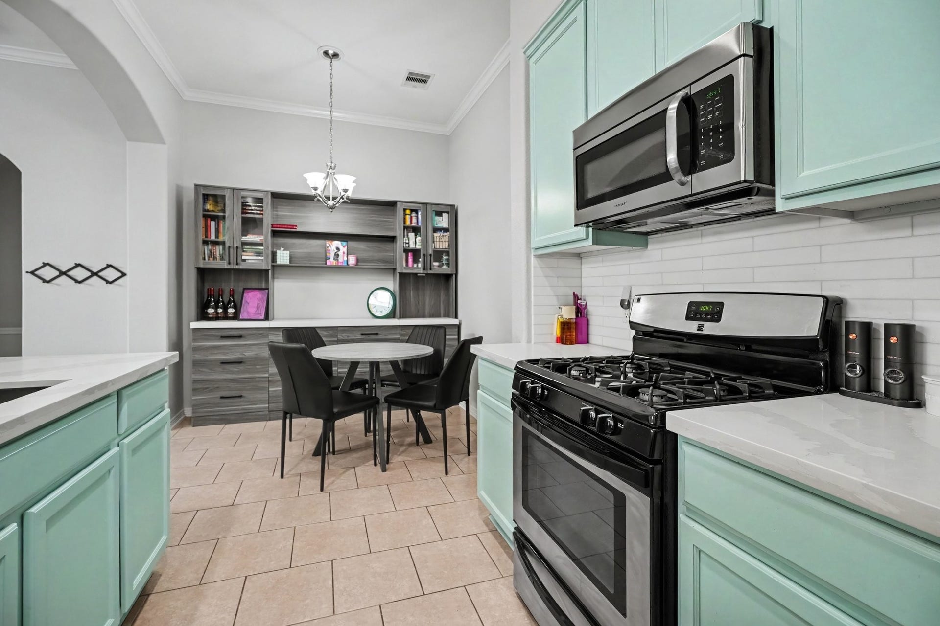 2804 Sand Dune Drive, Seabrook, TX 77586 Fully updated kitchen with quartz countertops.