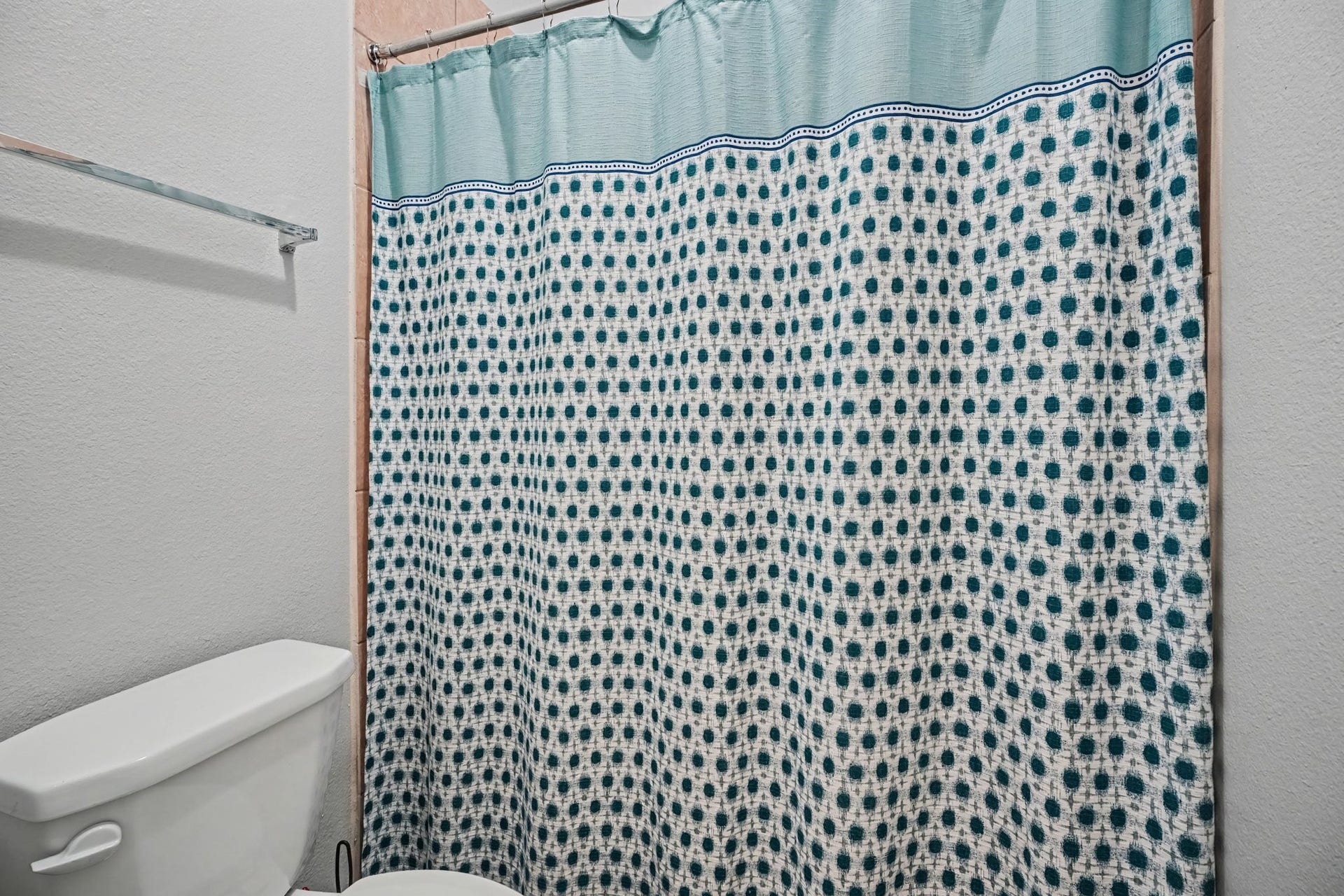 2804 Sand Dune Drive, Seabrook, TX 77586 Full bathroom located upstairs.