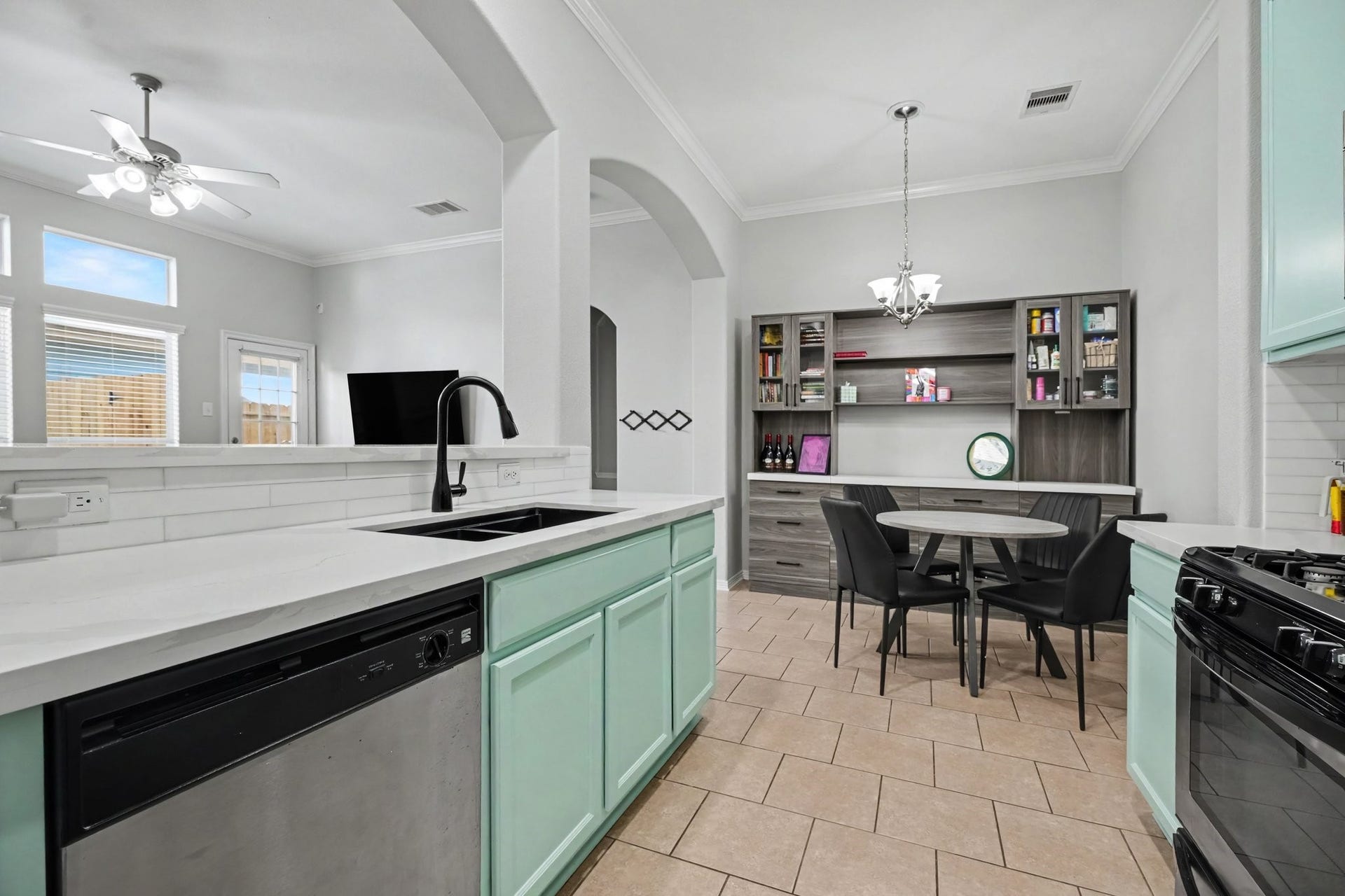 2804 Sand Dune Drive, Seabrook, TX 77586 Kitchen
