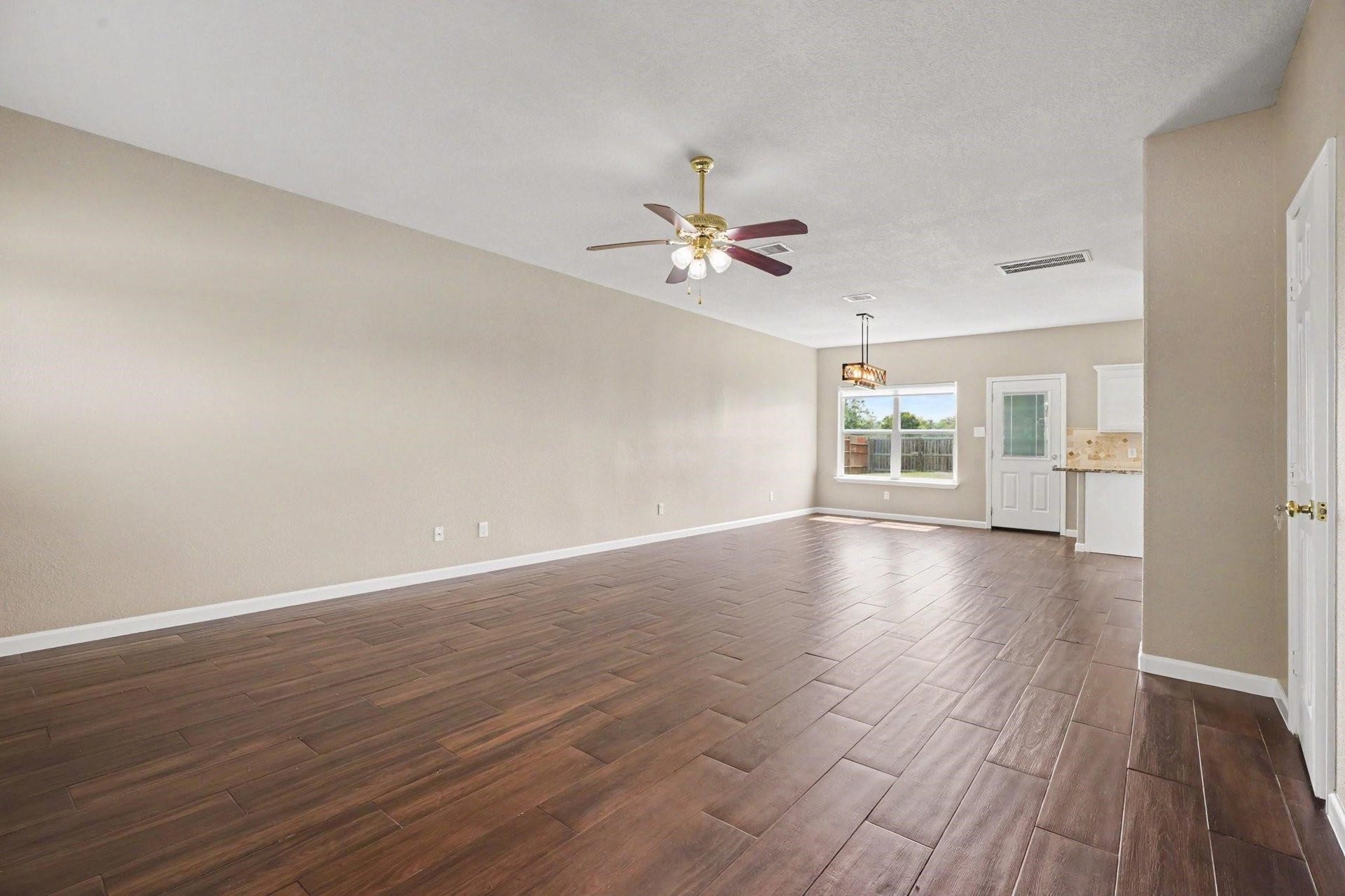 2622 Tarpon Drive, Texas City, TX 77591 Living area view from front door