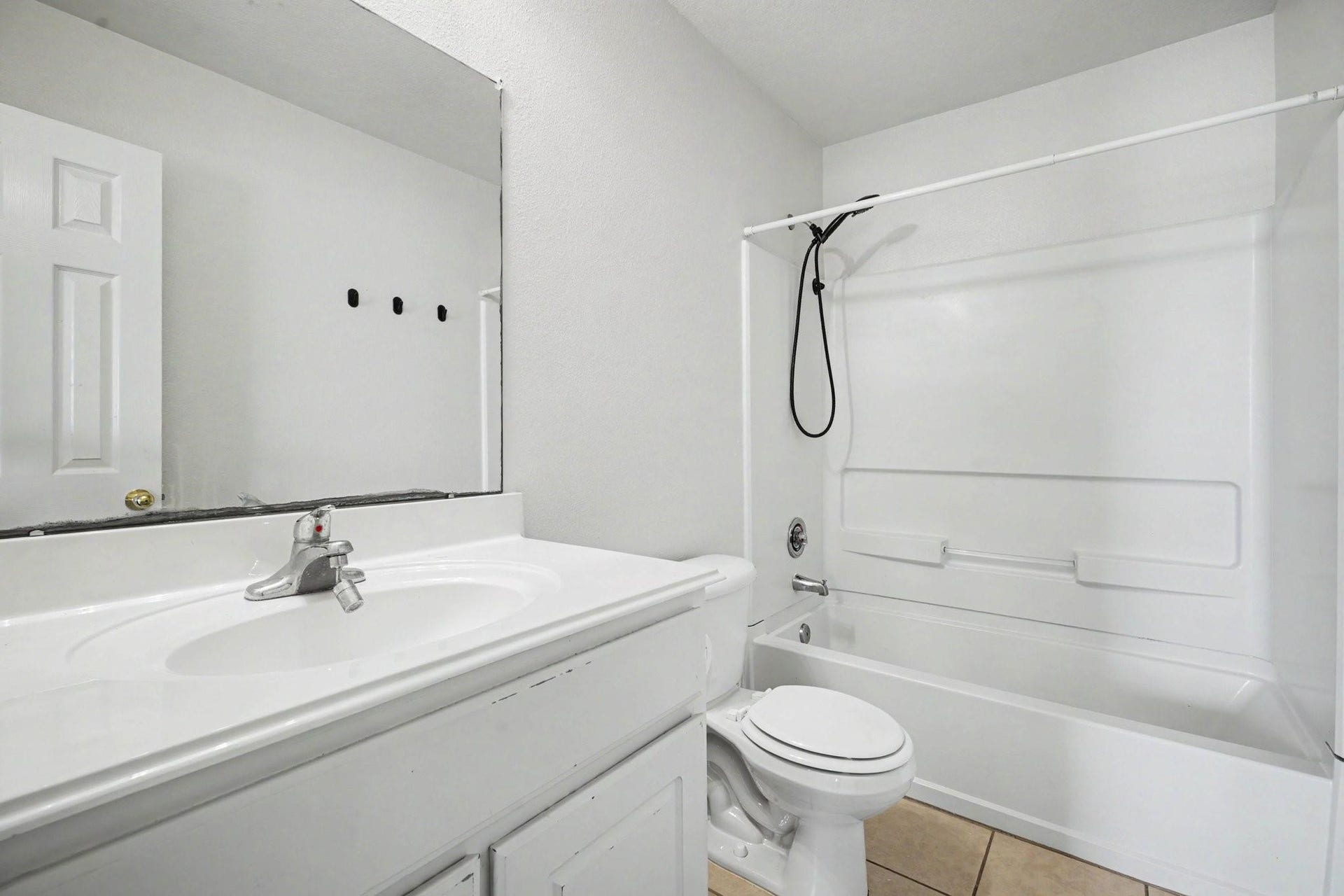2622 Tarpon Drive, Texas City, TX 77591 Secondary Bathroom