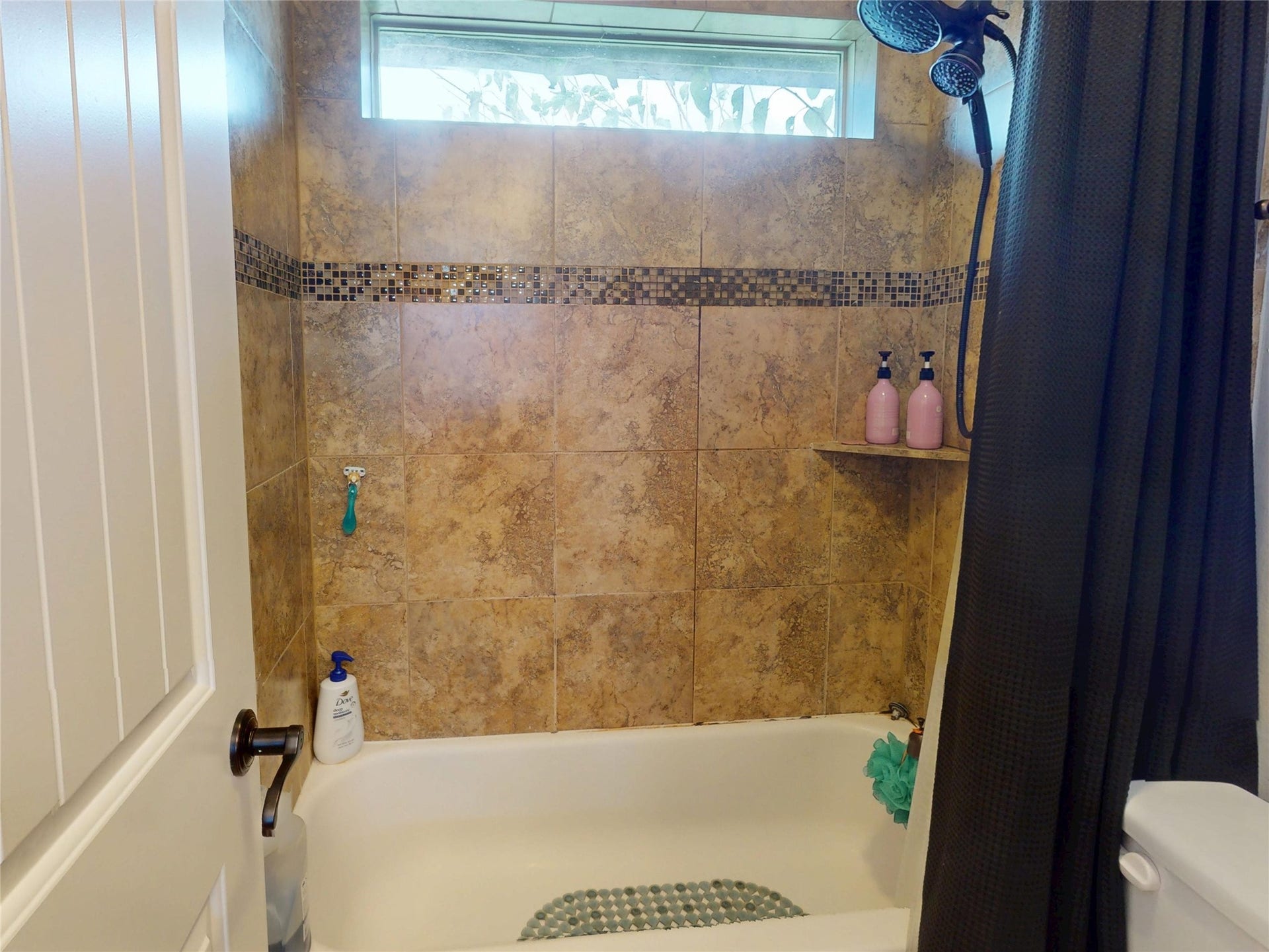 436 Old Orchard Court, Dickinson, TX 77539 Tub and shower with full tile surround