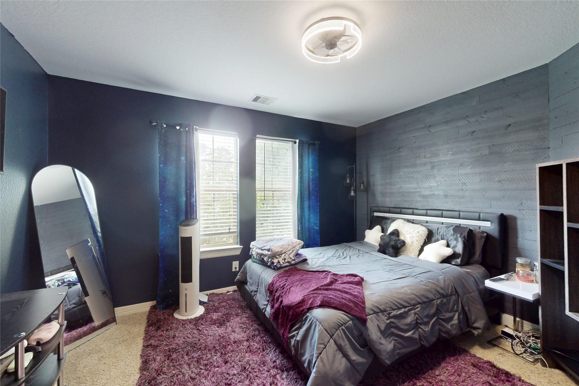 436 Old Orchard Court, Dickinson, TX 77539 Secondary bedroom with accent wall