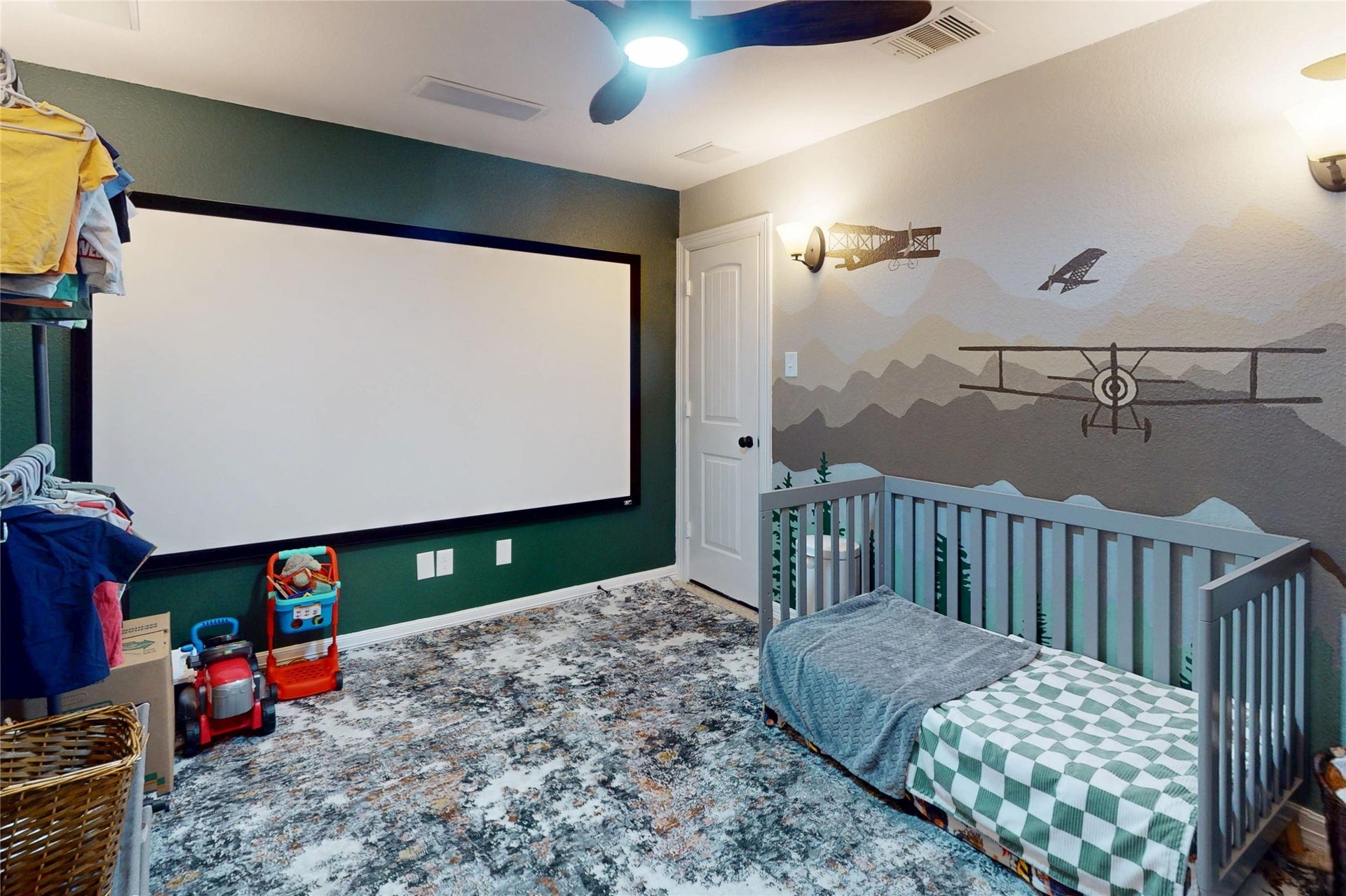 436 Old Orchard Court, Dickinson, TX 77539 Secondary bedroom with mural accent wall