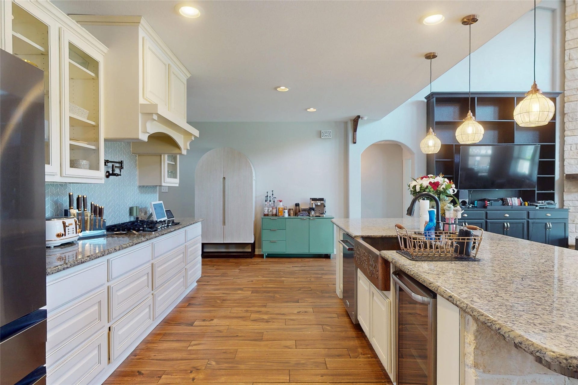436 Old Orchard Court, Dickinson, TX 77539 Kitchen with granite counters, pendant lighting and beverage cooler