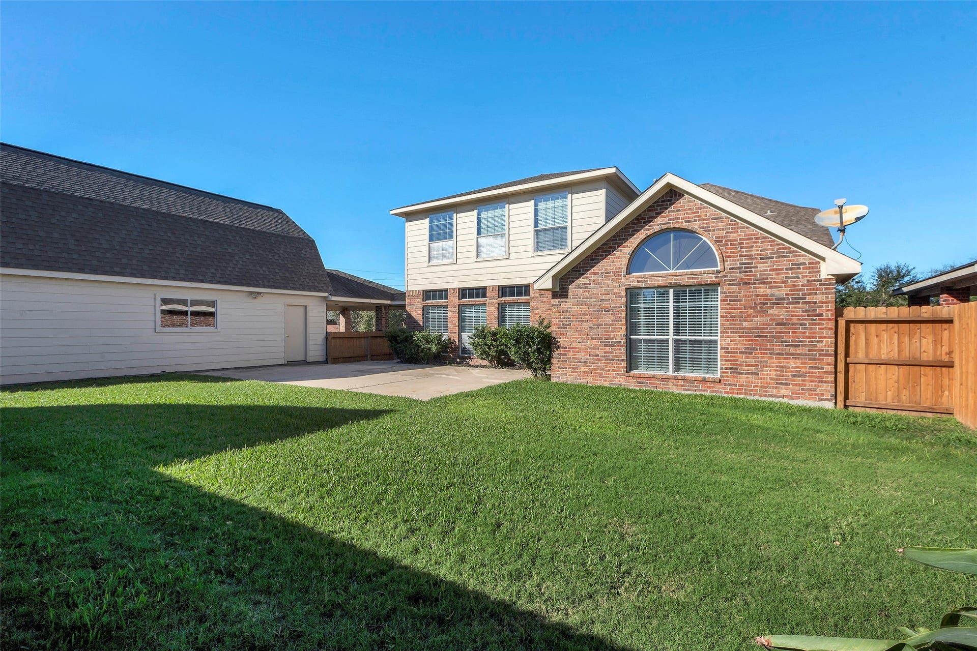 11514 Tara Place, Pearland, TX 77584 Garage features usable un-finished space