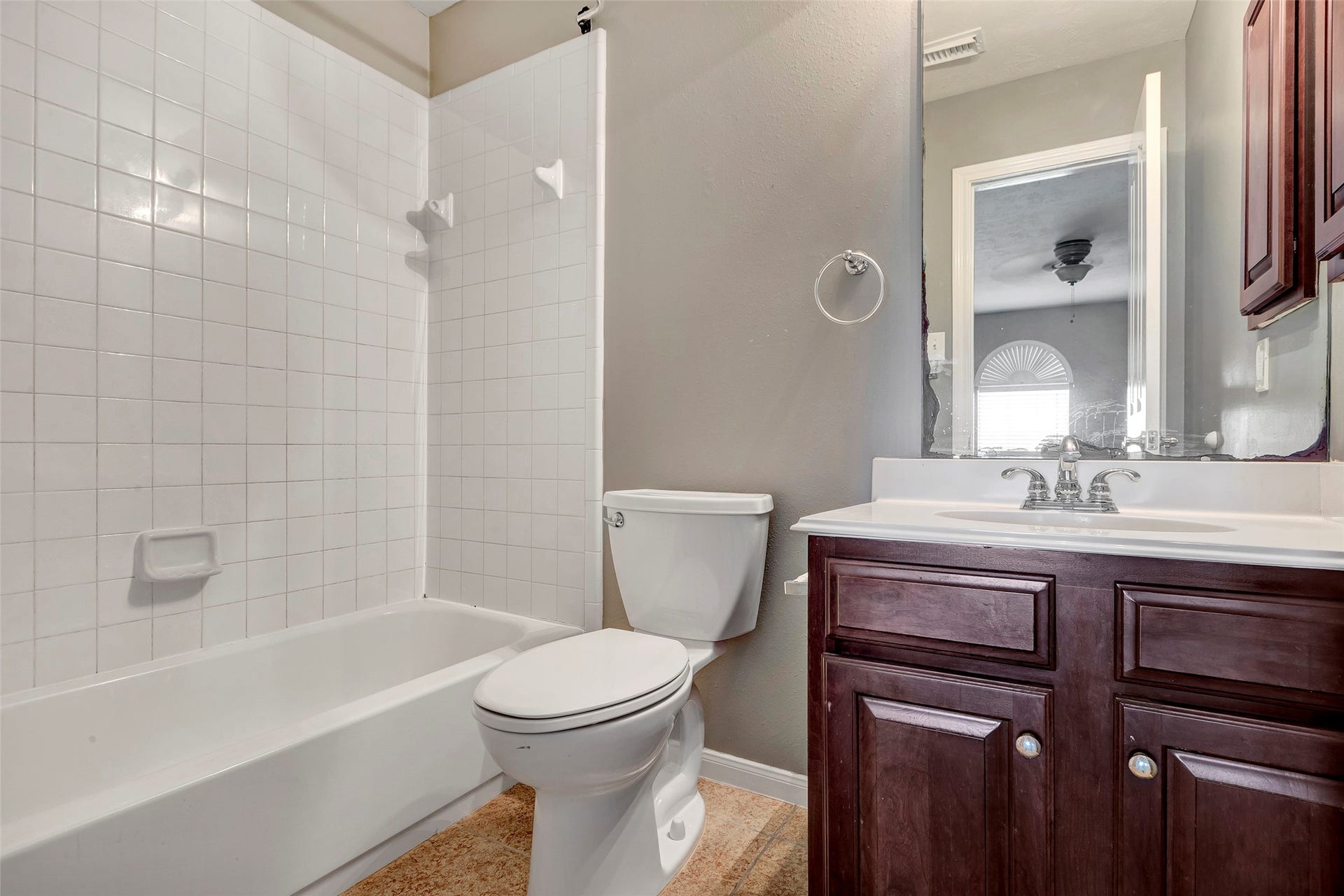 11514 Tara Place, Pearland, TX 77584 Upstairs hall full bath